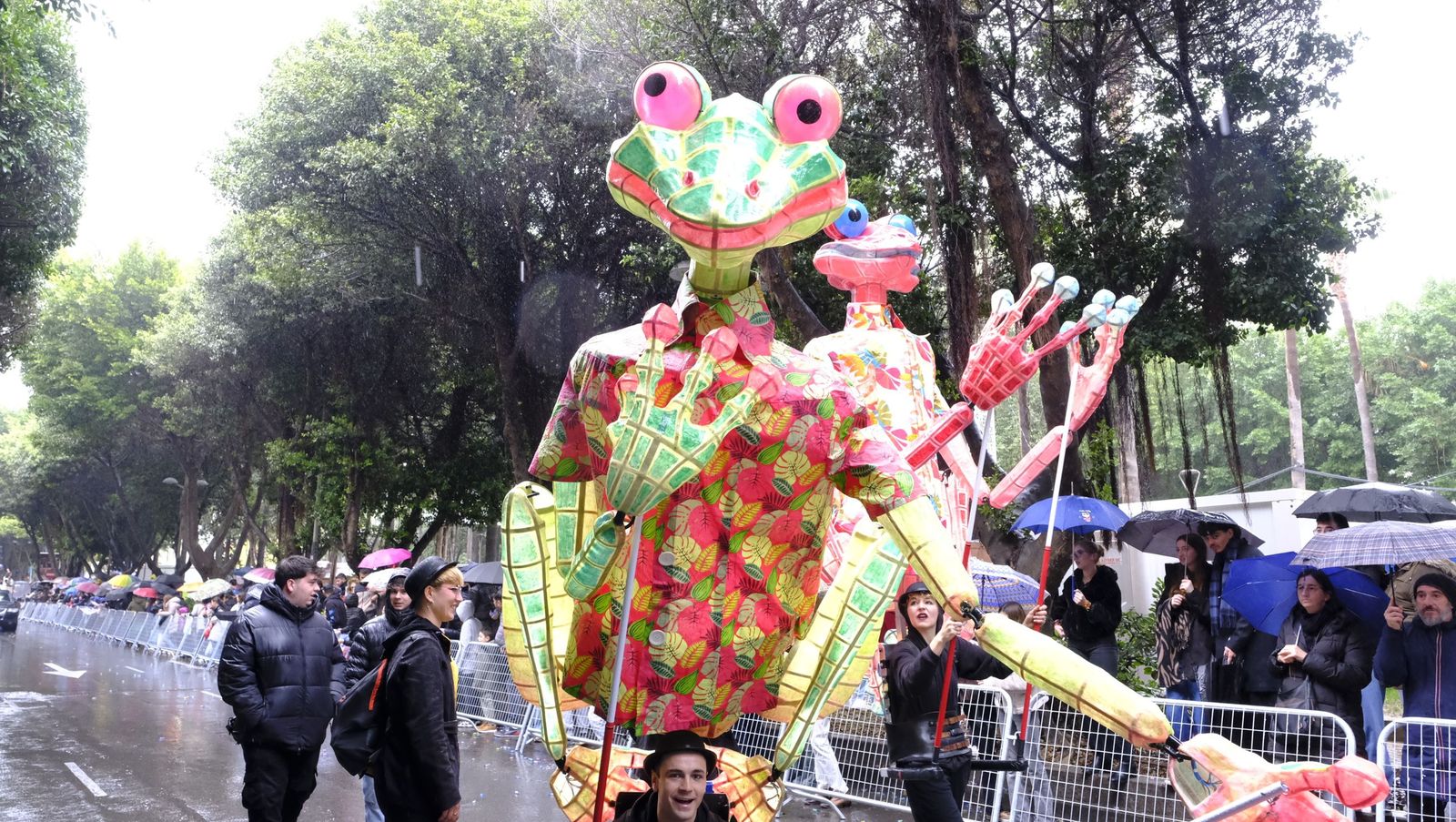 Fotografías de la cabalgata de los Reyes Magos pasada por agua en Almería
