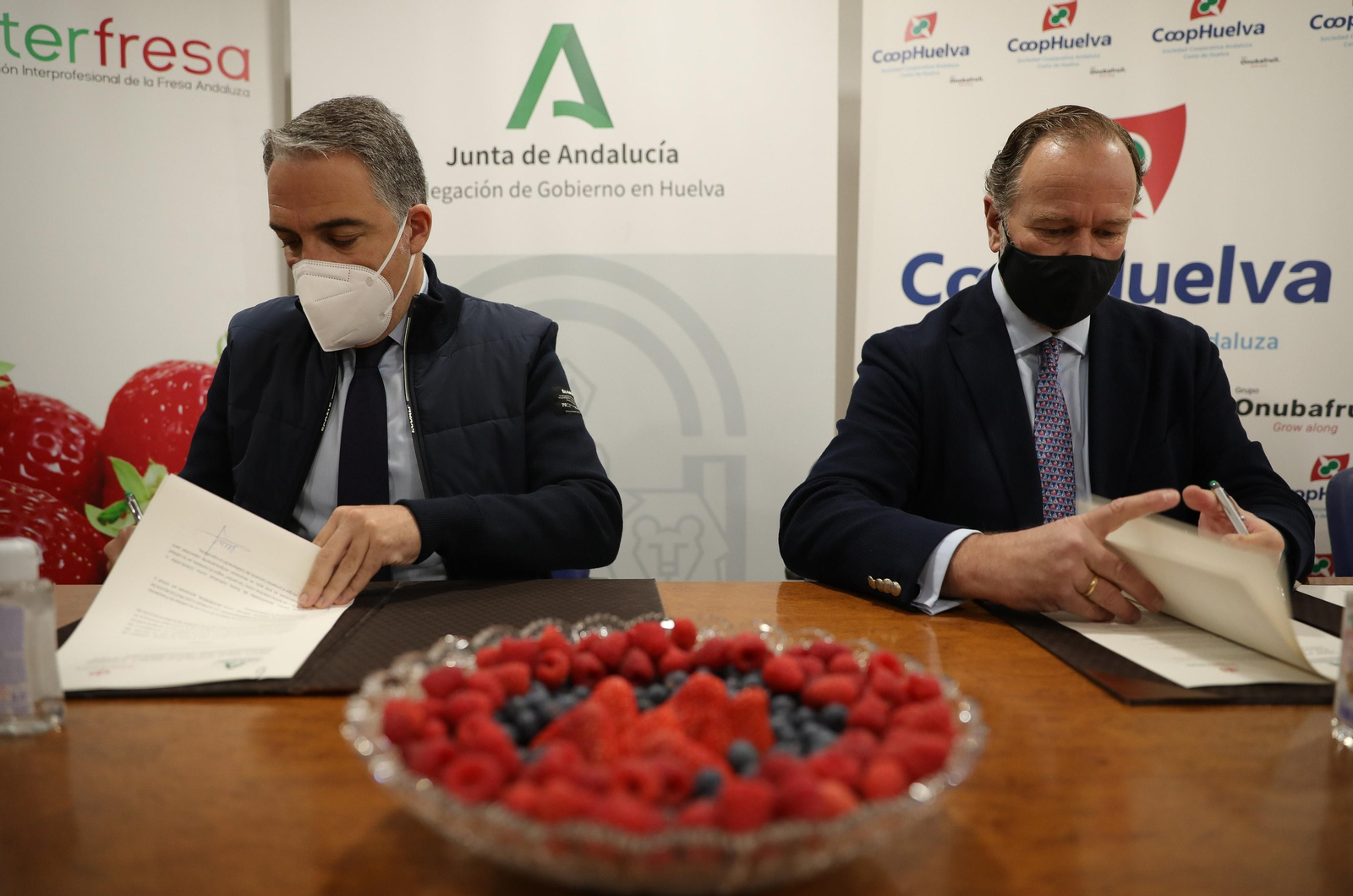 Convenio firmado esta mañana entre Elías Bendodo y José Luis García-Palacios.