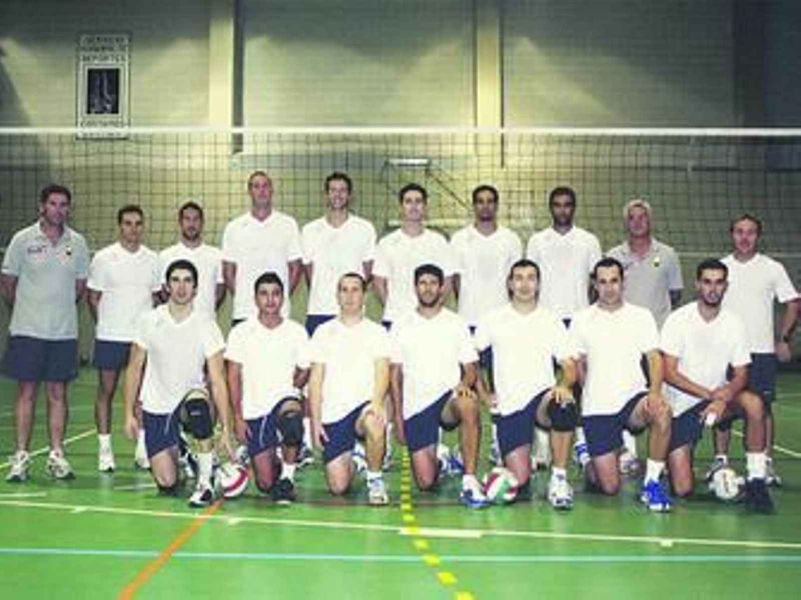 La plantilla del CV Puerto Real, que este año estrenará un lugar en la máxima categoría del voley nacional, posa antes de una sesión de entrenamiento.