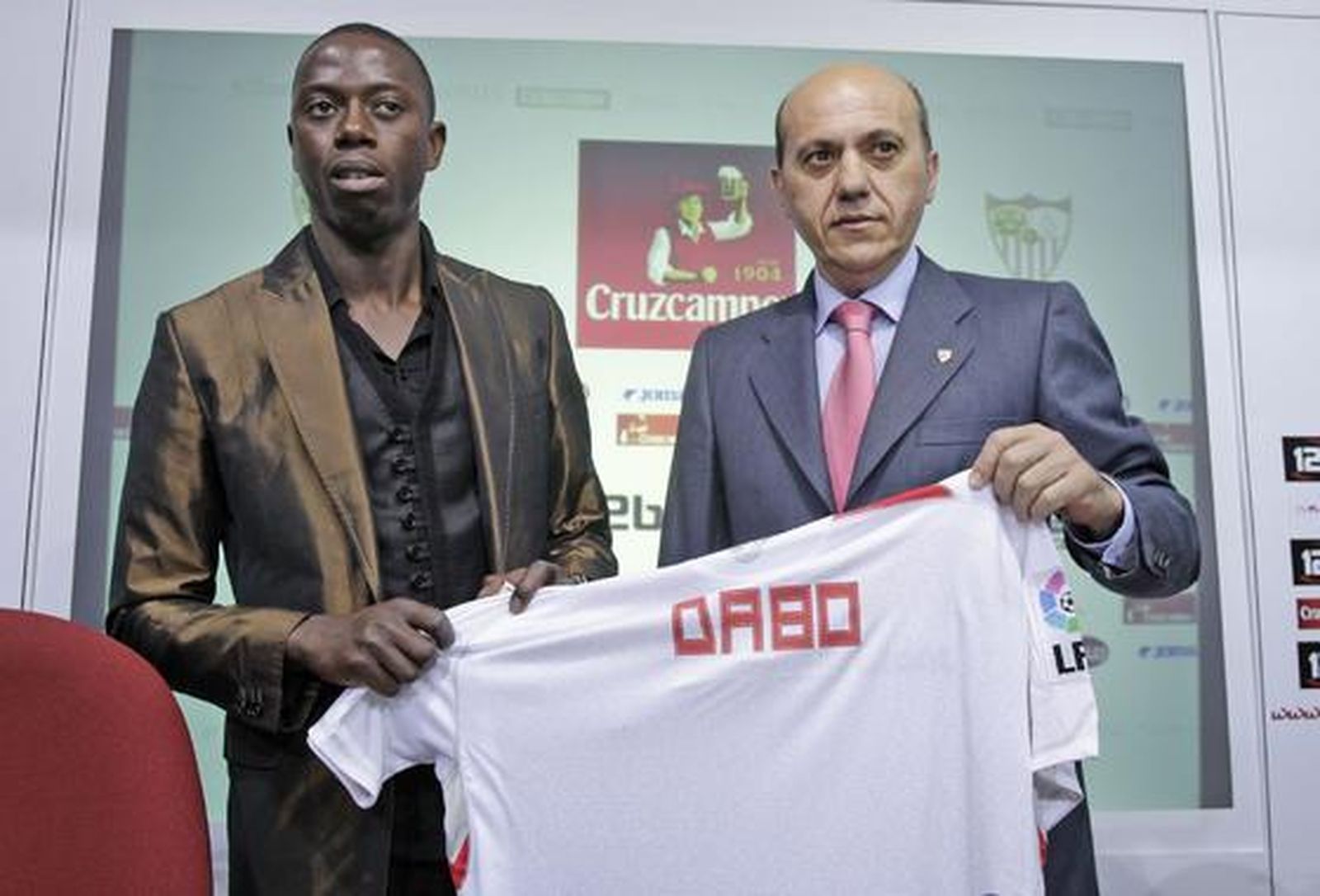 Del Nido y Dabo posan para los medios gráficos sujetando la camiseta del nuevo jugador sevillista.

Foto: Antonio Pizarro/Agencias