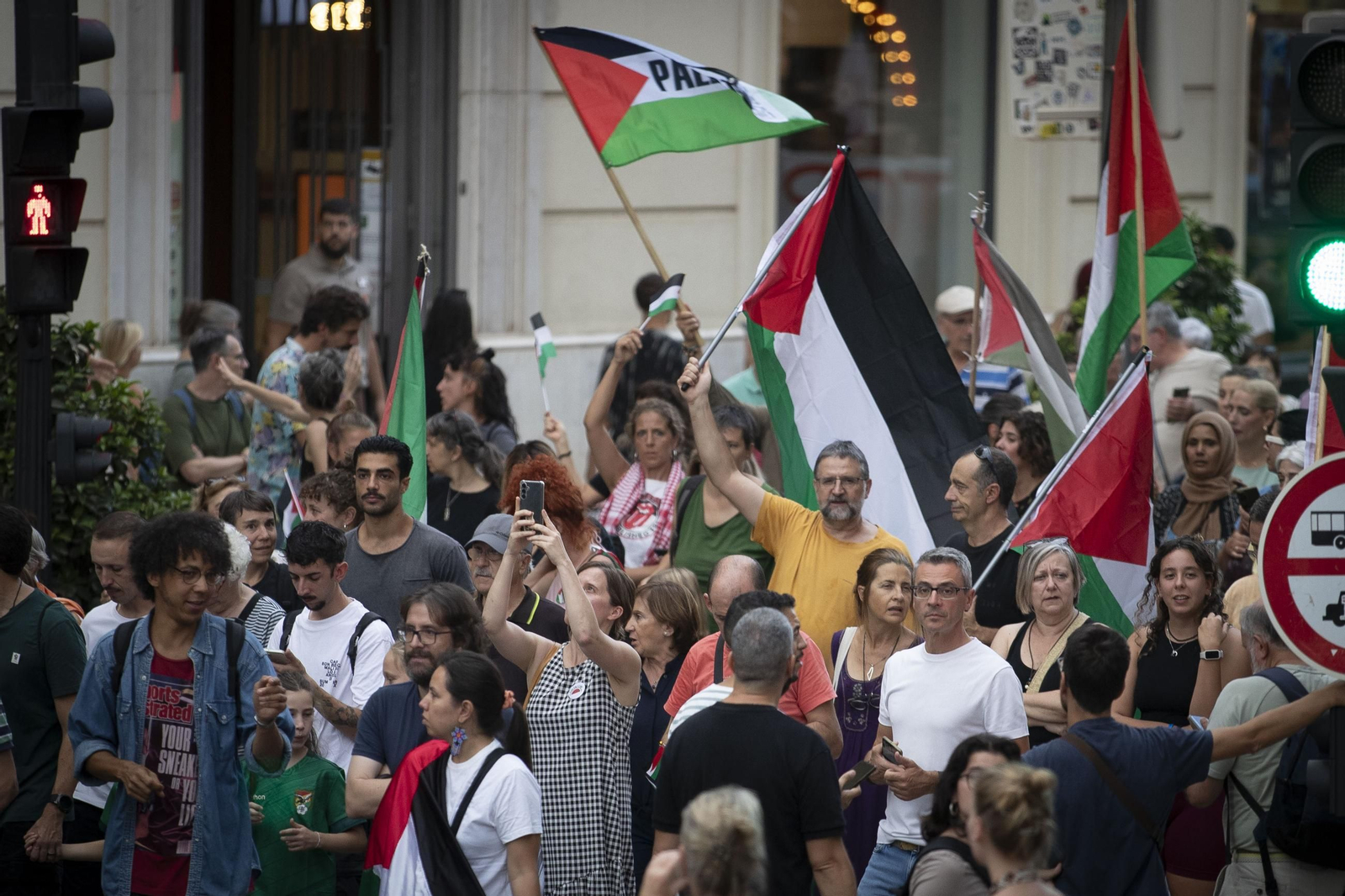Fotos: 4.000 personas recorren el centro de Granada en una marcha contra la violencia en Gaza