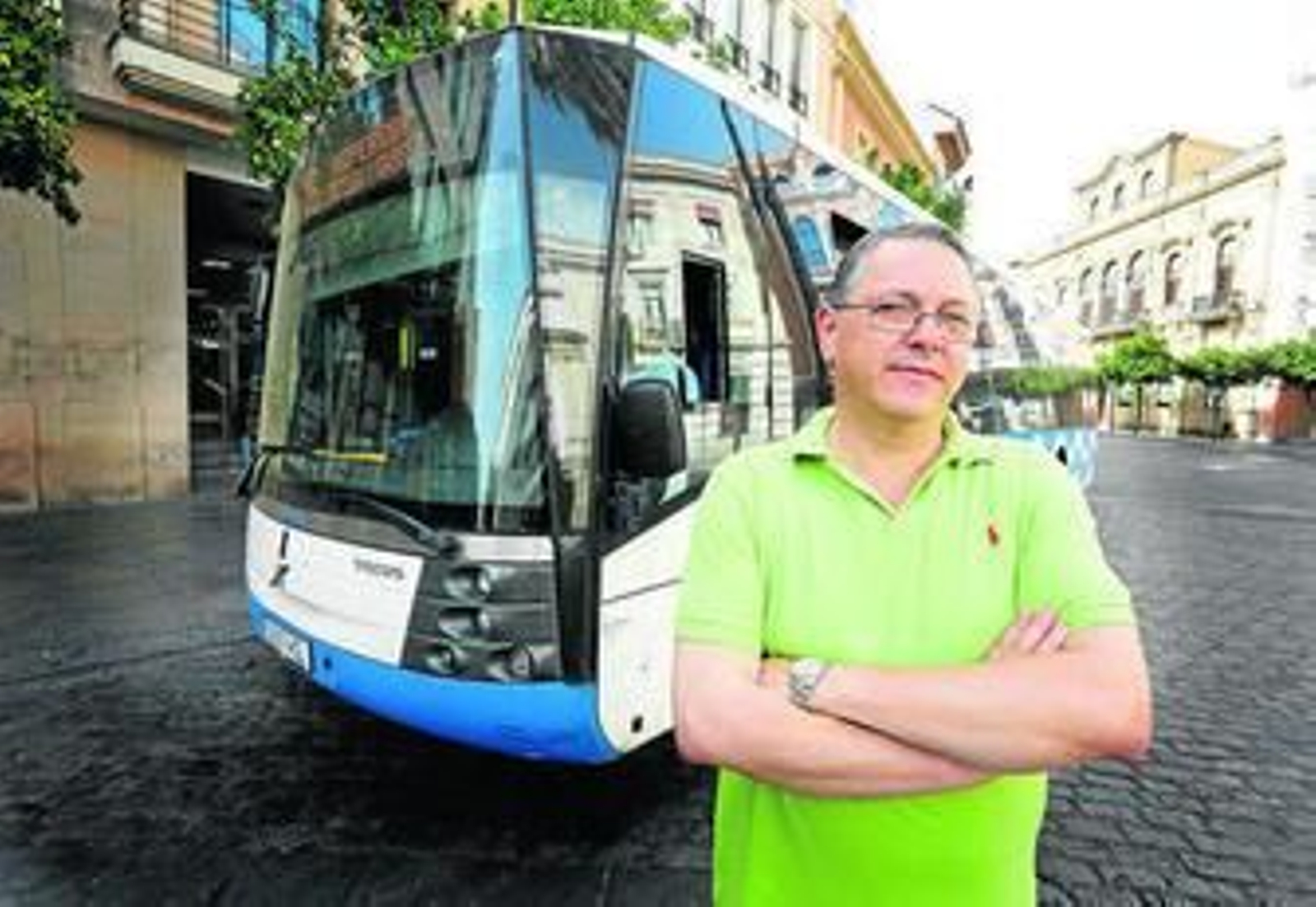 Francisco Caro posa ayer junto a uno de los autobuses urbanos que conduce normalmente.