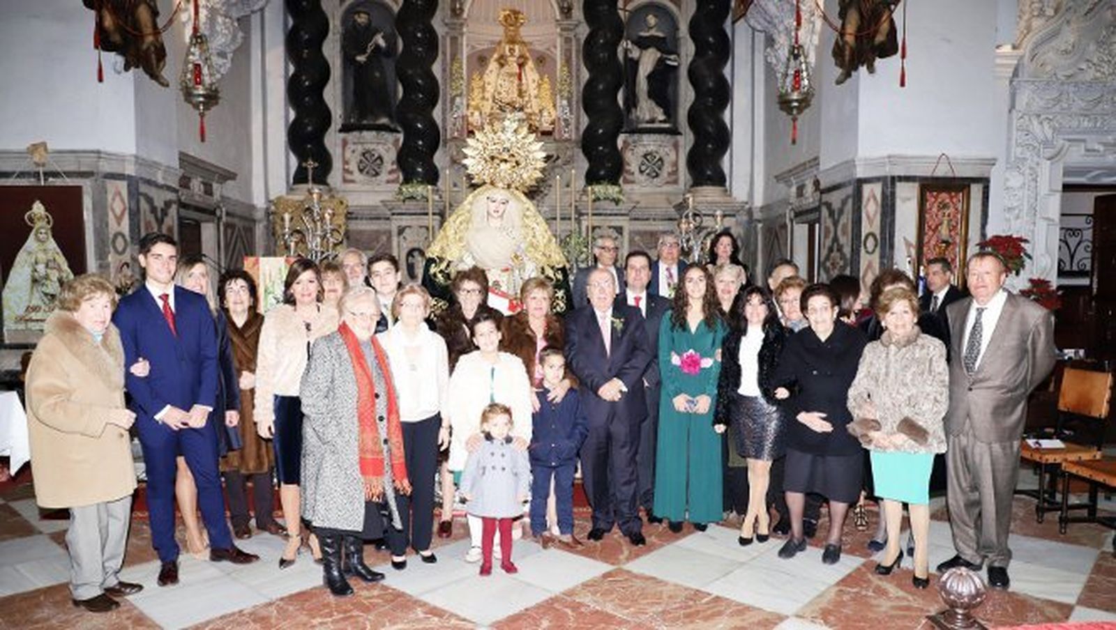 El matrimonio Martín José García Sánchez y Carmen Marichal Piñero, durante la celebración de sus Bodas de Oro matrimoniales en la iglesia de Santo Domingo con sus familiares y amigos, entre ellos sus hijos Martín José, Francisco, Susana y Cristina García Marichal.