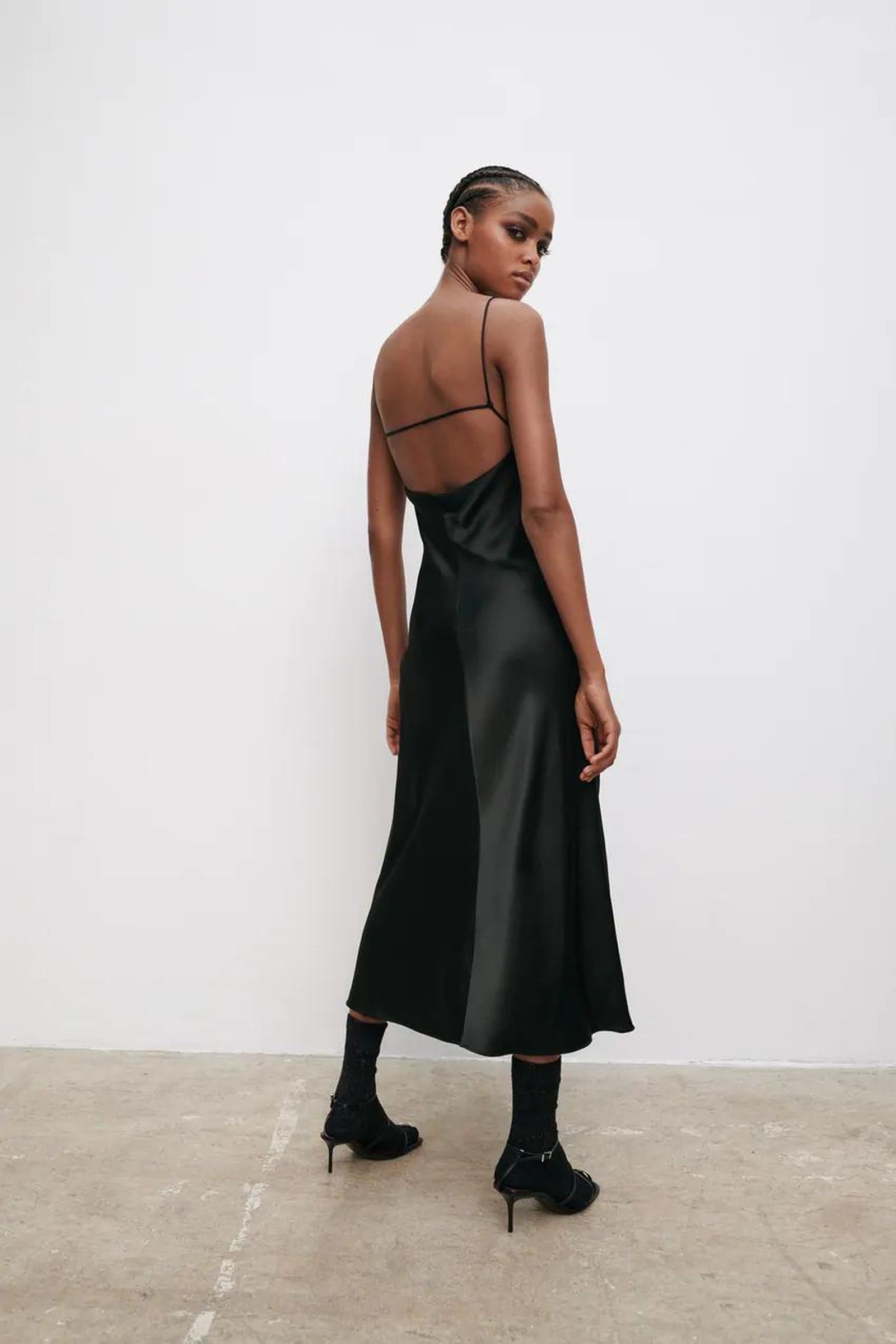 Vestido lencero de Zara.