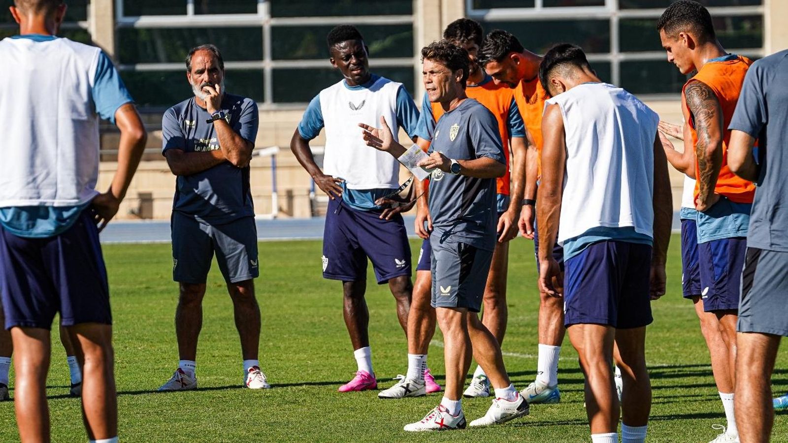 Rubi se dirige a sus futbolistas en un entrenamiento semanal.