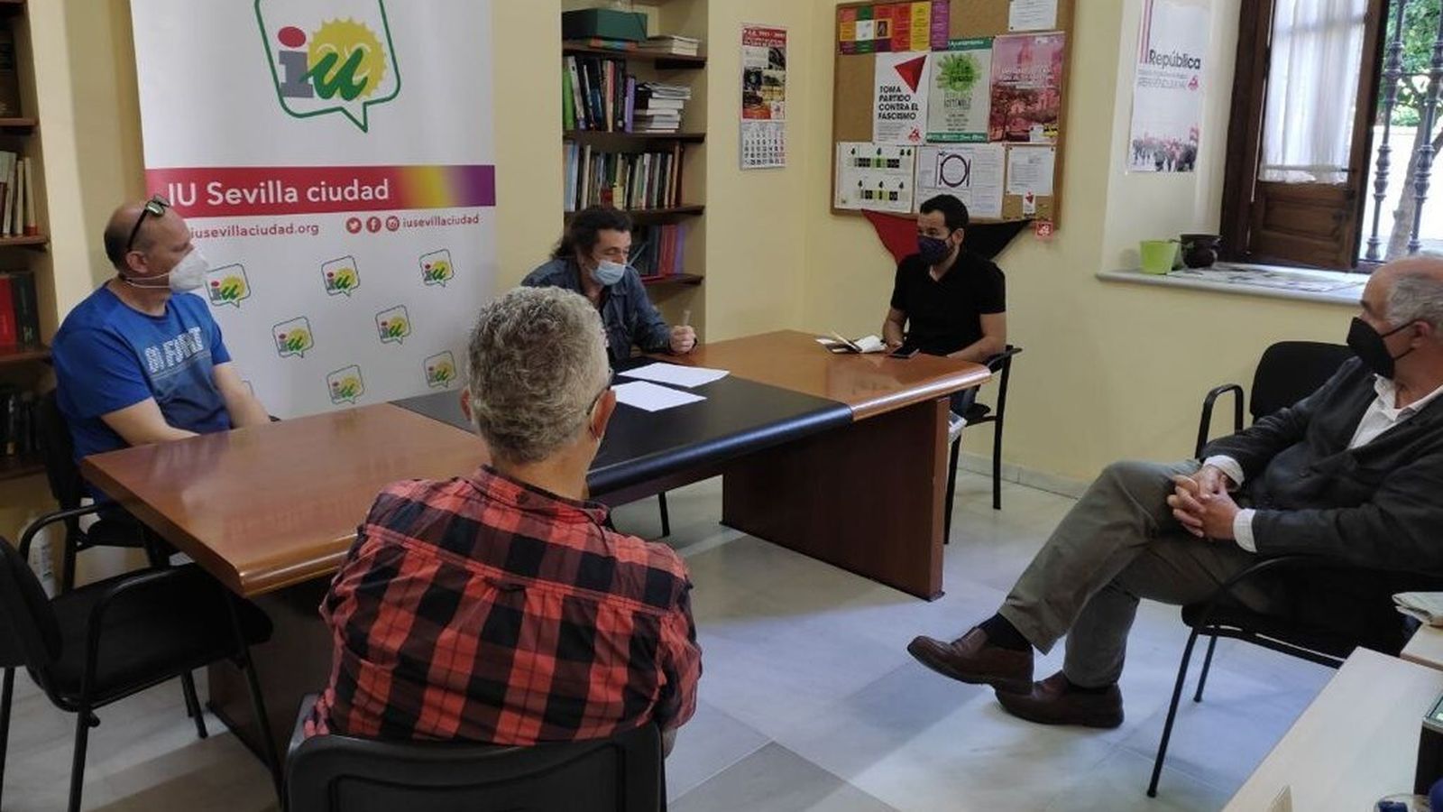Daniel González Rojas y el consejero Indalecio de la Lastra reunidos con representantes de los trabajadores de la depuradora de San Jerónimo.