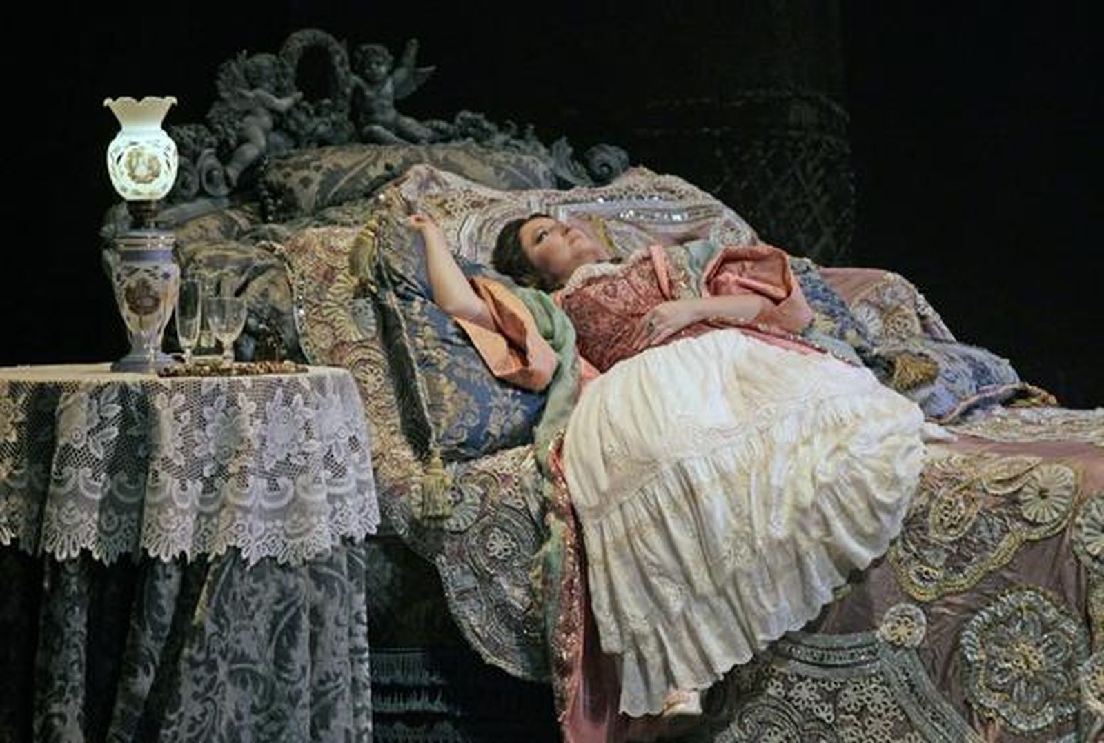 Una imagen del ensayo general de 'La Traviata' en el Teatro de la Maestranza. / Antonio Pizarro

Foto: Antonio Pizarro