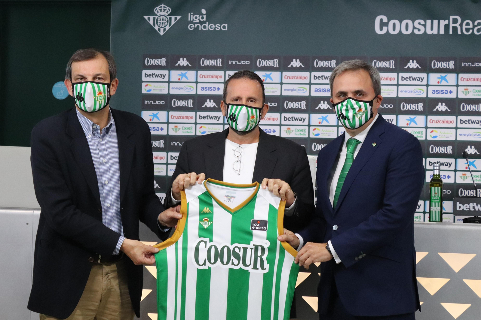 El director deportivo, Juanma Rodríguez, Joan Plaza y el presidente del Coosur Betis, Fernando Moral.