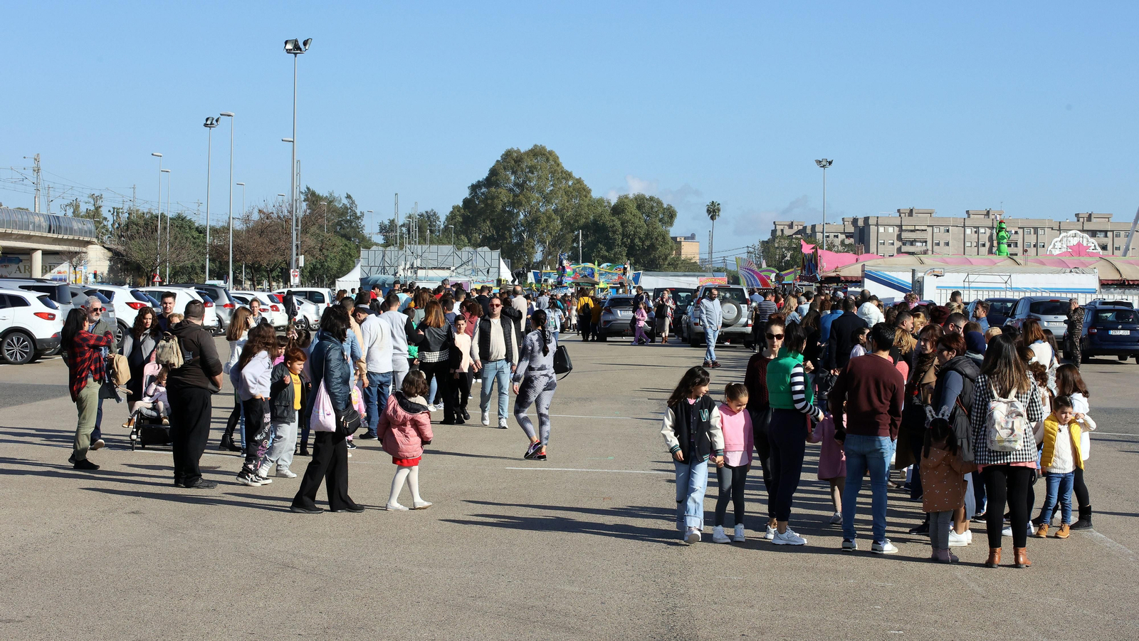 El parque de atracciones de Navidad junto a la Feria volvió a llenarse este sábado El parque de atracciones de Navidad junto a la Feria volvió a llenarse este sábado