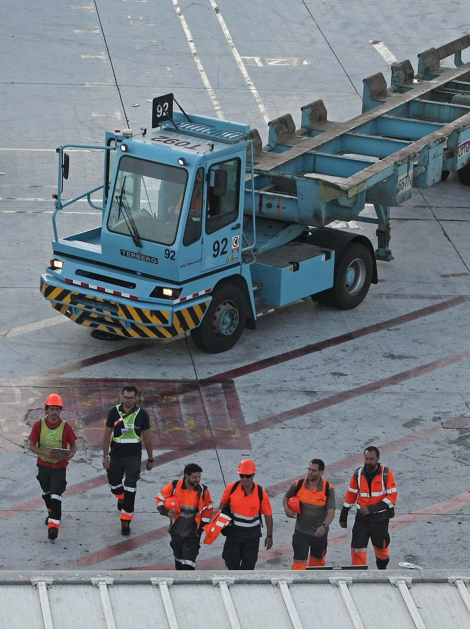 Varios estibadores salen de la terminal de APM Terminals de Algeciras.