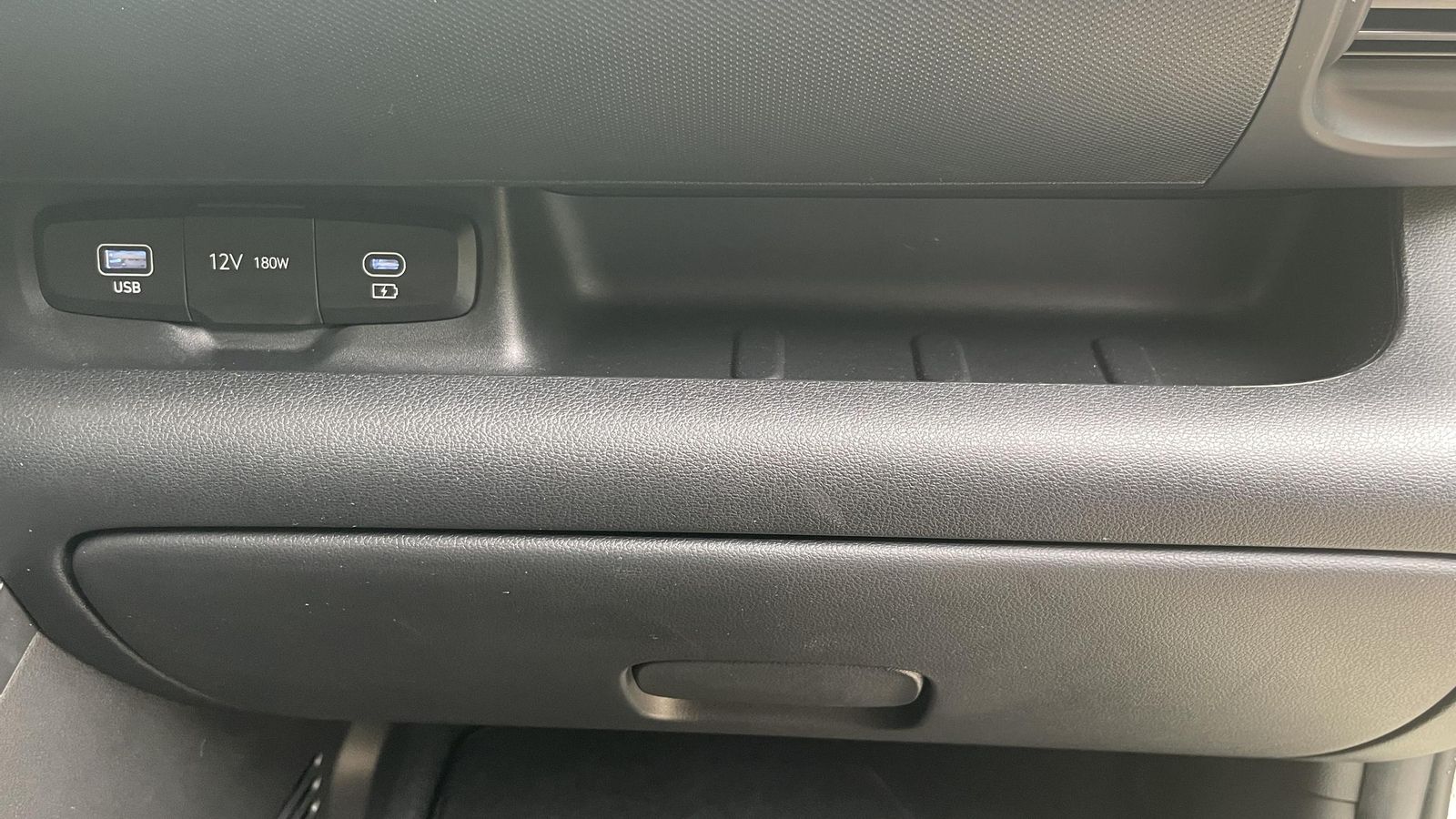 Por encima de la guantera, y junto a una pequeña repisa, se sitúan dos de las tres conexiones USB del habitáculo. La tercera está en la zona trasera del apoyabotes central.