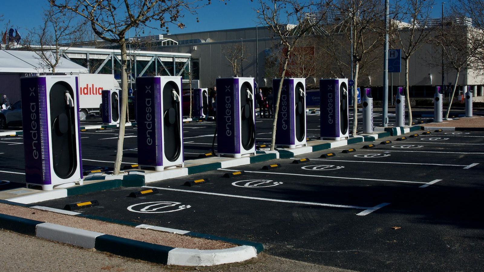 La infraestructura dispone de diez puntos de carga de 150 kW y trece de 22 kW, cada uno de ellos puede dar servicio a dos coches simultáneamente.