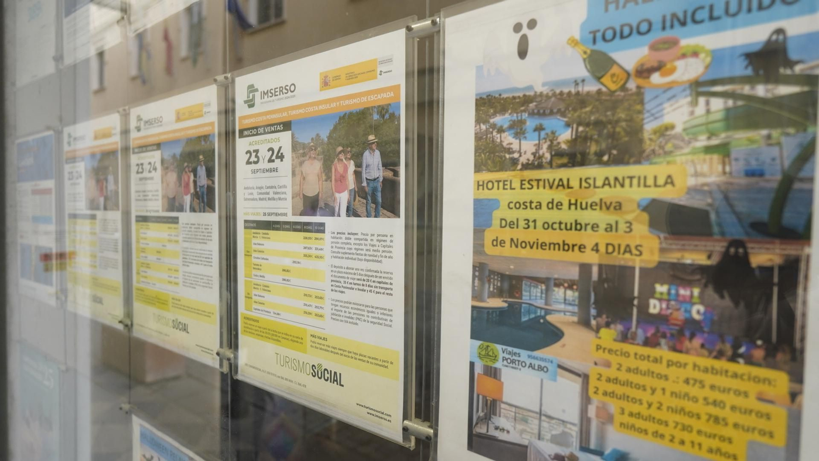 Los mayores de Algeciras llenan las agencias de Algeciras para la compra de viajes del Imserso