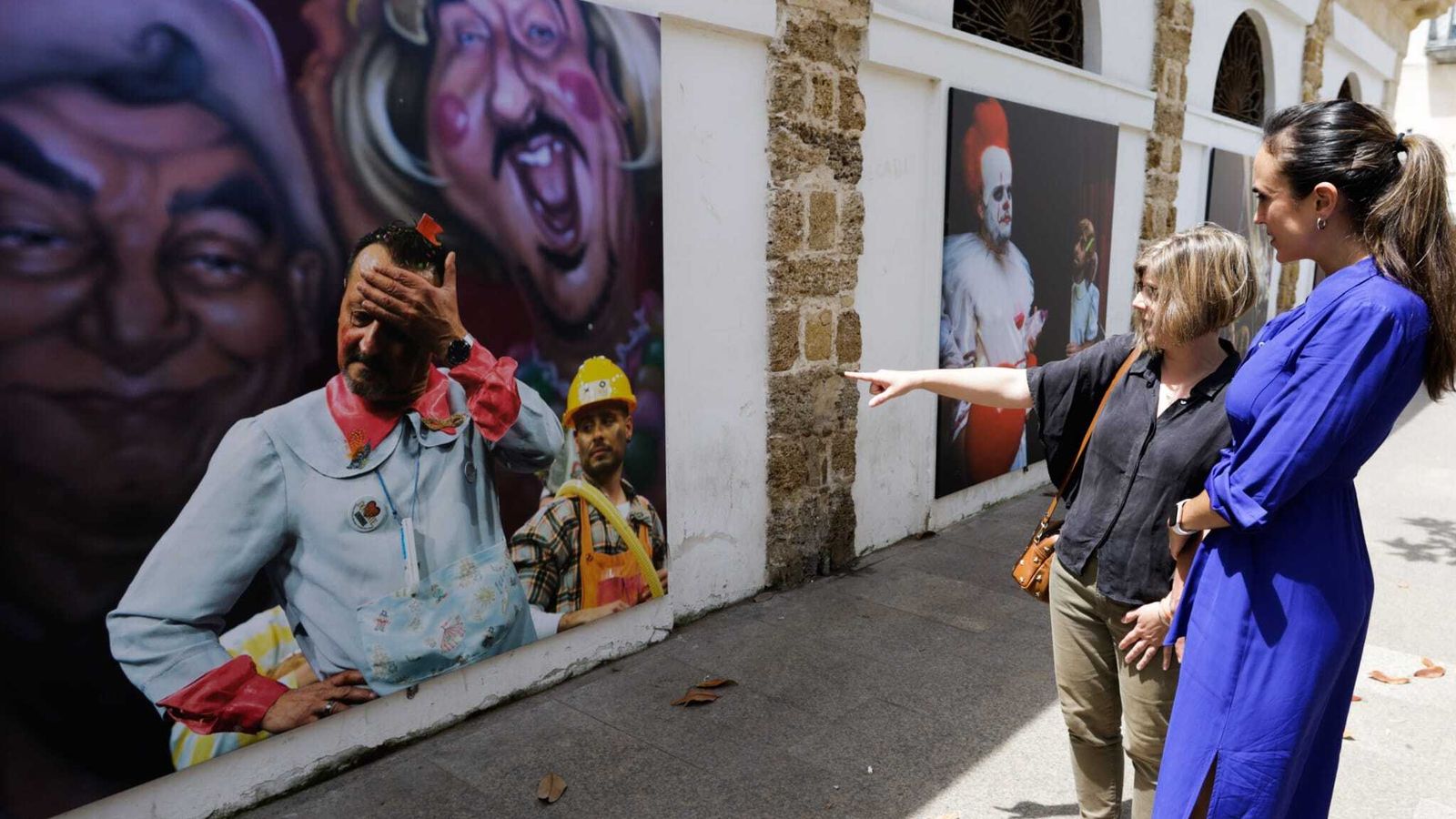 Recorrido por la exposición con la concejala de Fiestas.