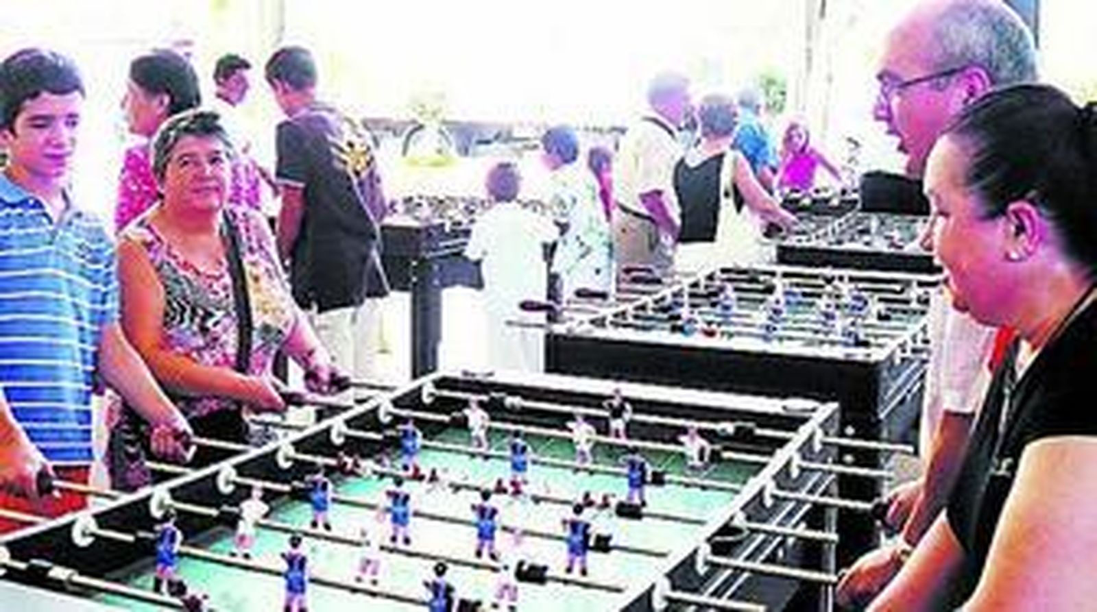 Familias enteras se ponen a los mandos de los futbolines.