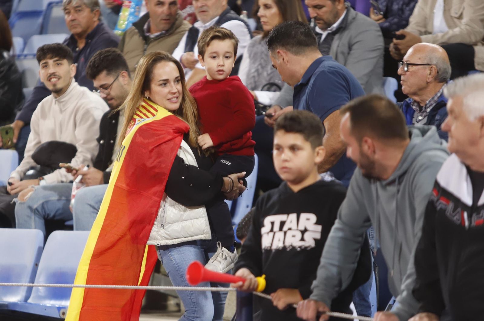 Gran ambiente para ver la selección española sub-21 en Huelva