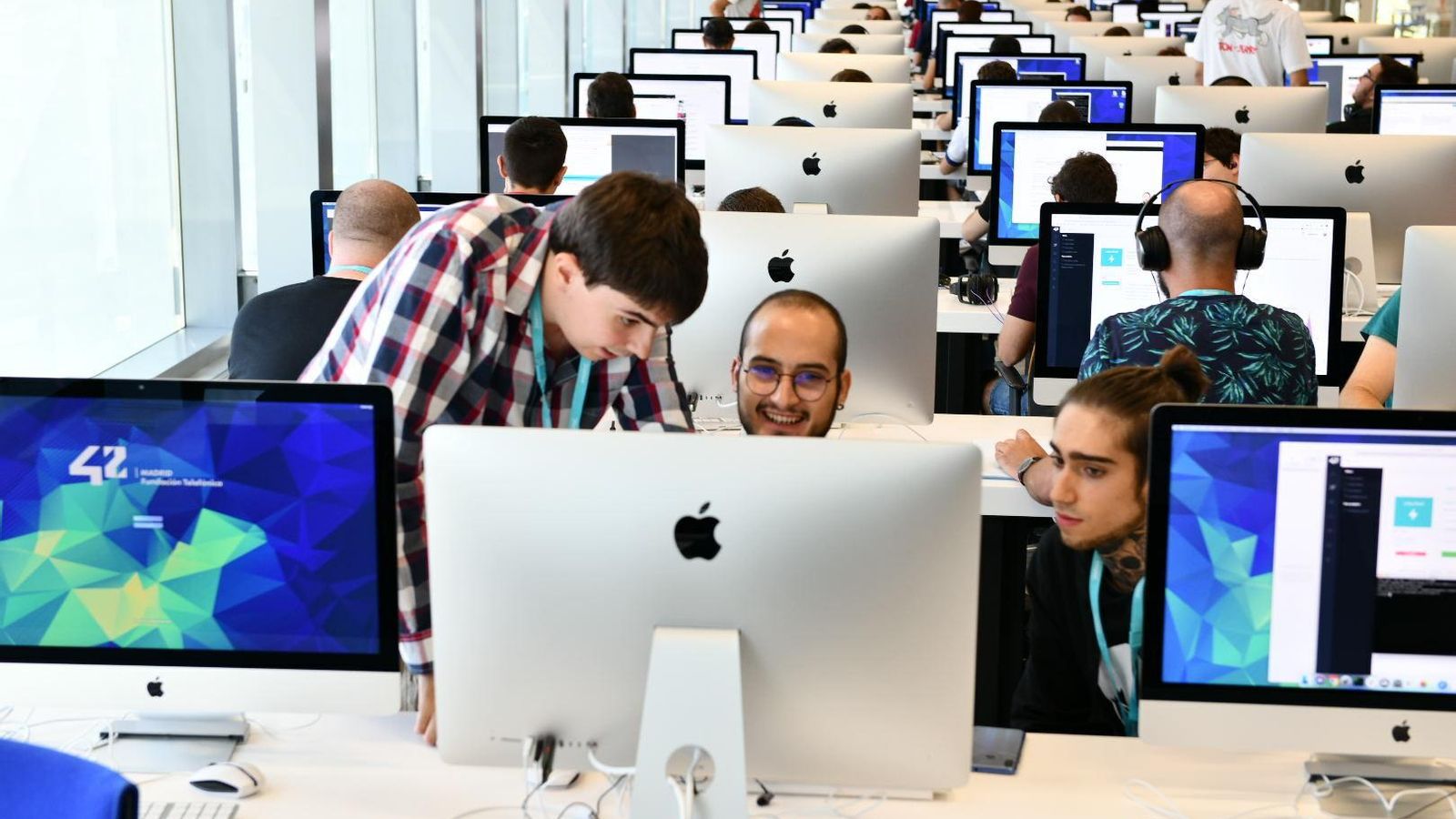 Detalle del ambiente de trabajo de #42Madrid.