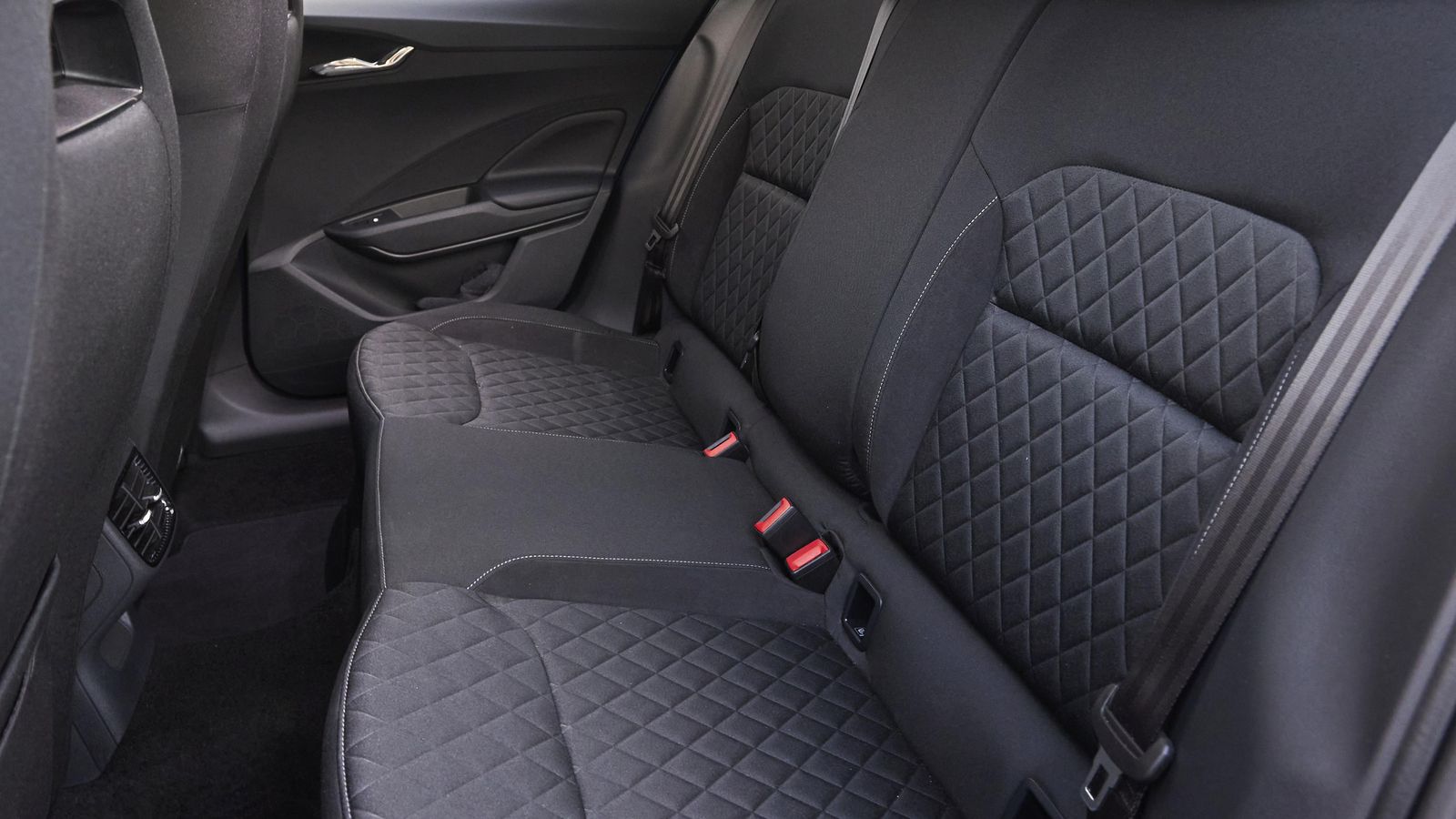 Pese a la ampliación de la distancia entre ejes no hemos dado con esos centímetros en el espacio longitudinal interior, no obstante, muy correcto.