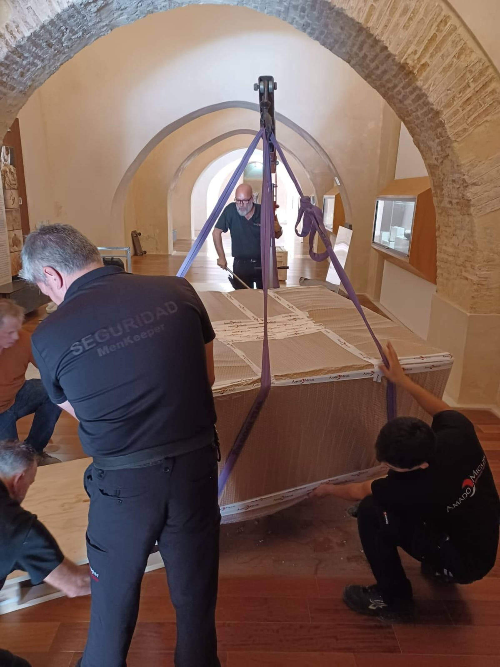 Retirada de 'El abrazo eterno' del Castillo de San Romualdo, en San Fernando.