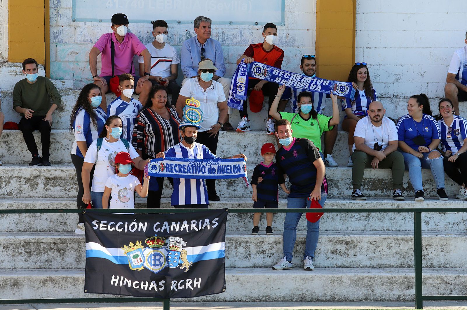Imágenes de la afición más fiel del Recre en su visita al campo del Antoniano