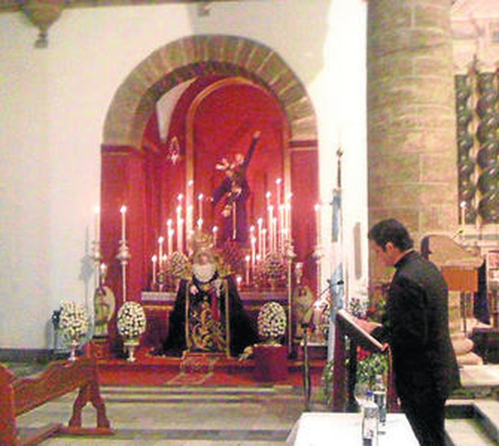 El sacerdote Marco Antonio Huelga ante los titulares.