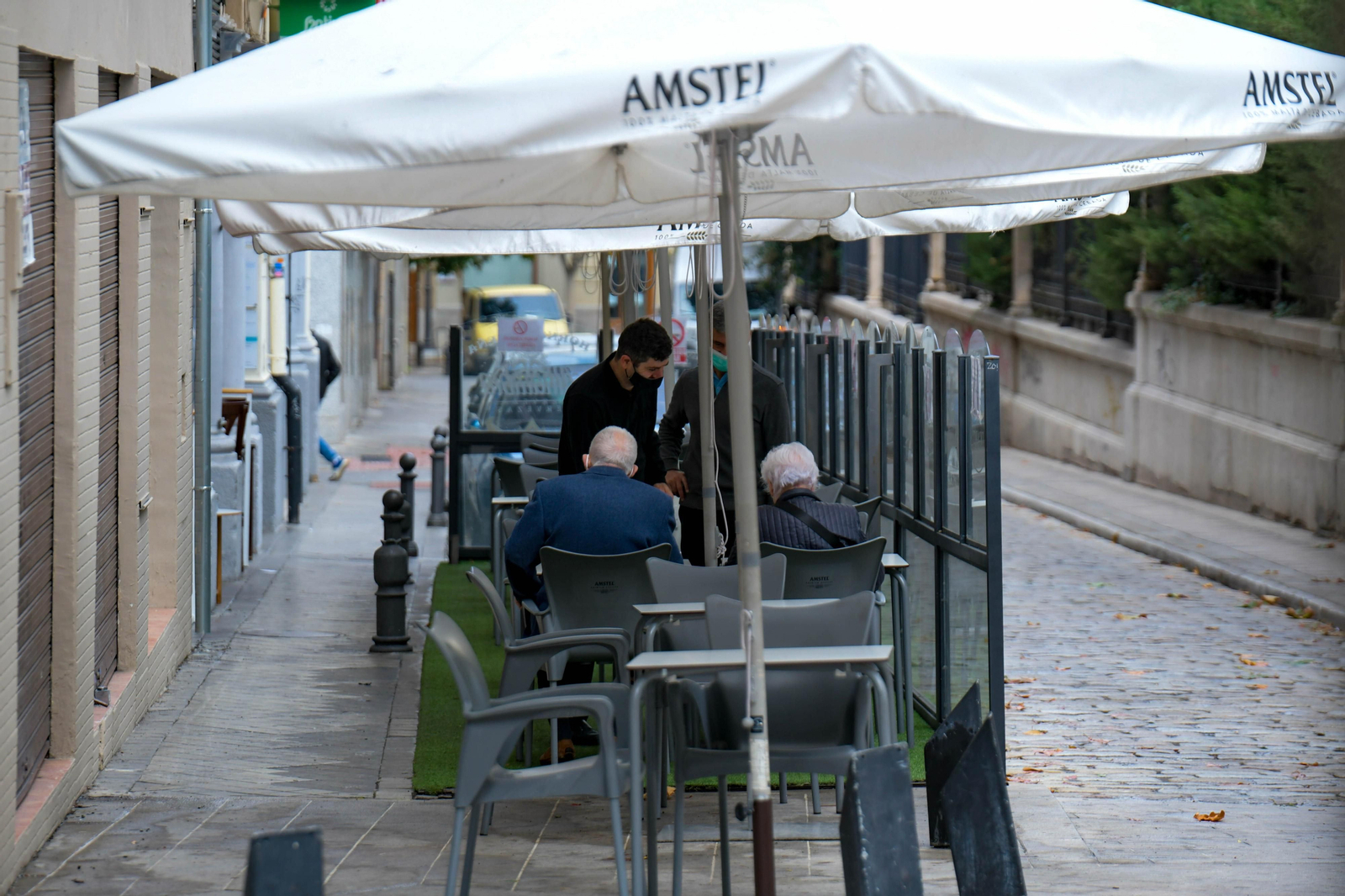 Sombrillas abiertas en la terraza de un bar