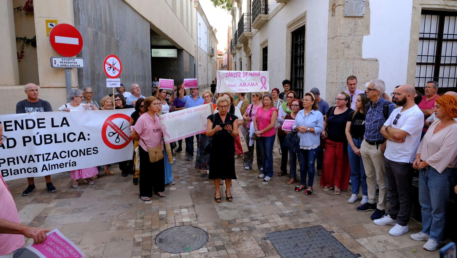 Concetración de protesta en Almería en la que estuvo presente AMAMA tras estallar la crisis del Cribado de Cáncer de Mama