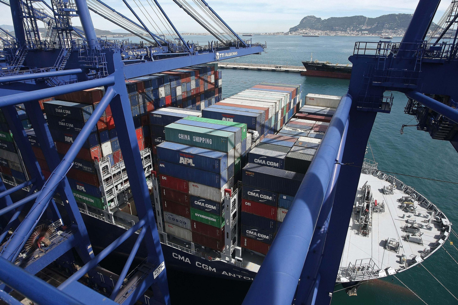 Carga de mercancías en el Puerto de Algeciras.