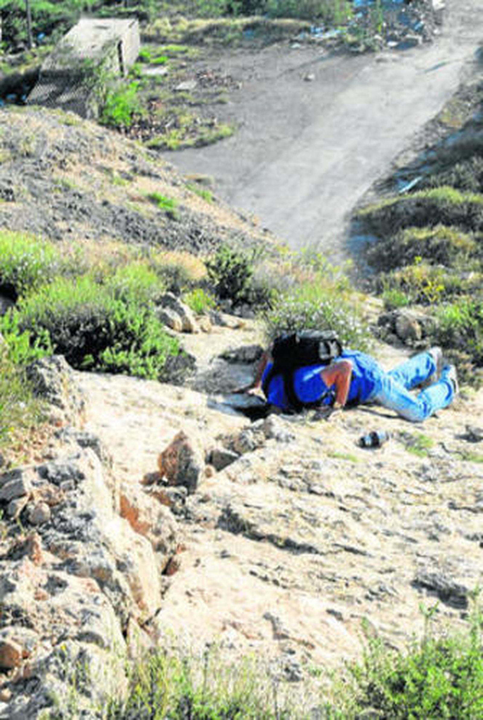 Carrión introduce la cabeza en una de las grietas del terreno.