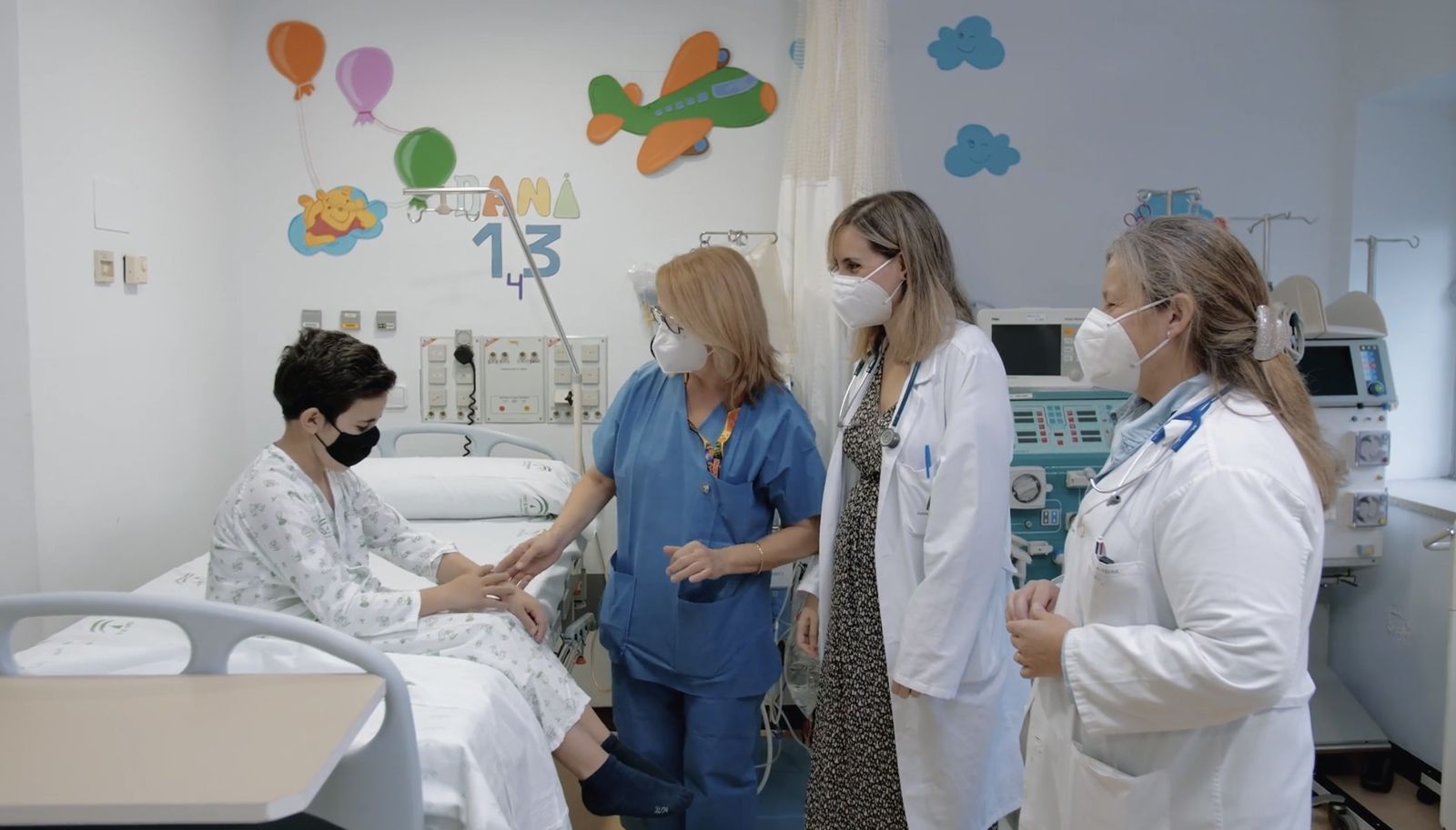 Sanitarias del Materno, con uno de los niños.