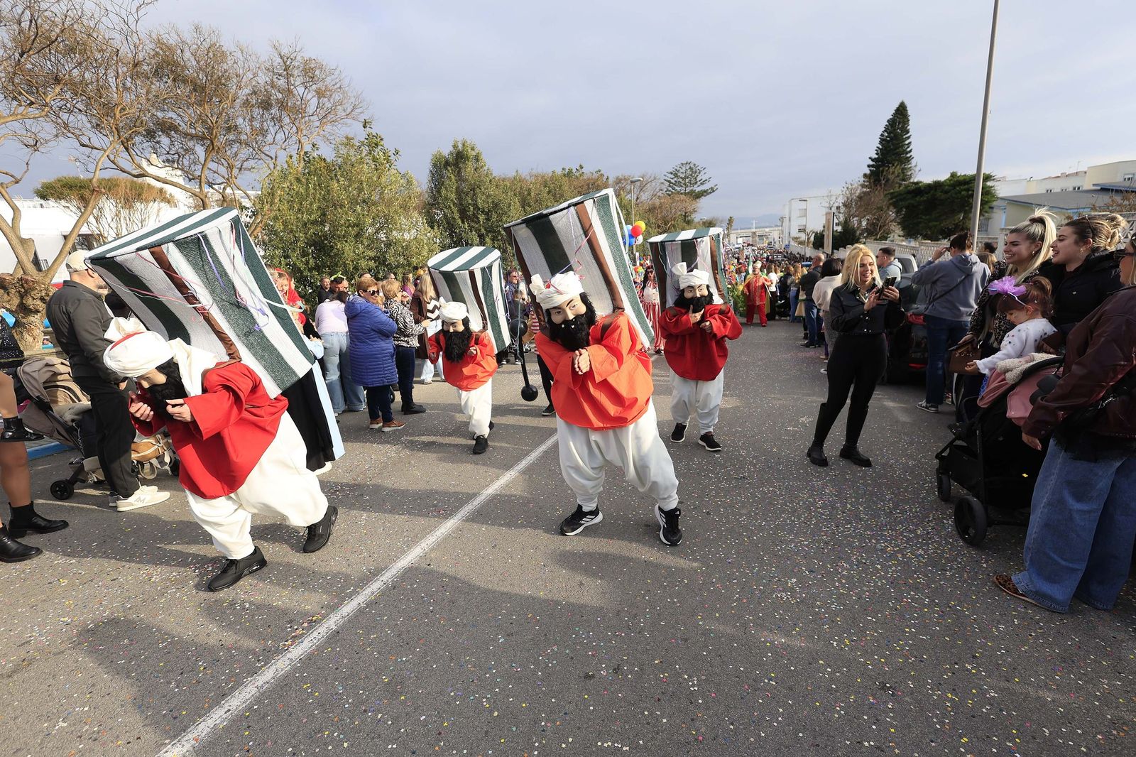 Búscate en las fotos del pasacalles del Carnaval de Tarifa 2026