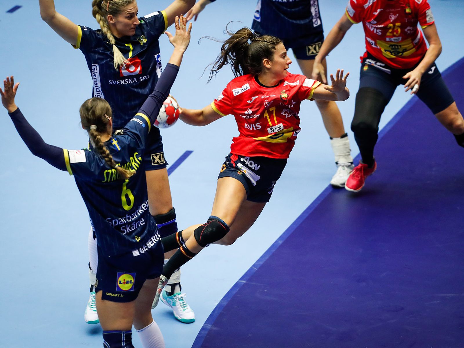 La algecireña Jennifer Gutiérrez lanza ante Suecia.