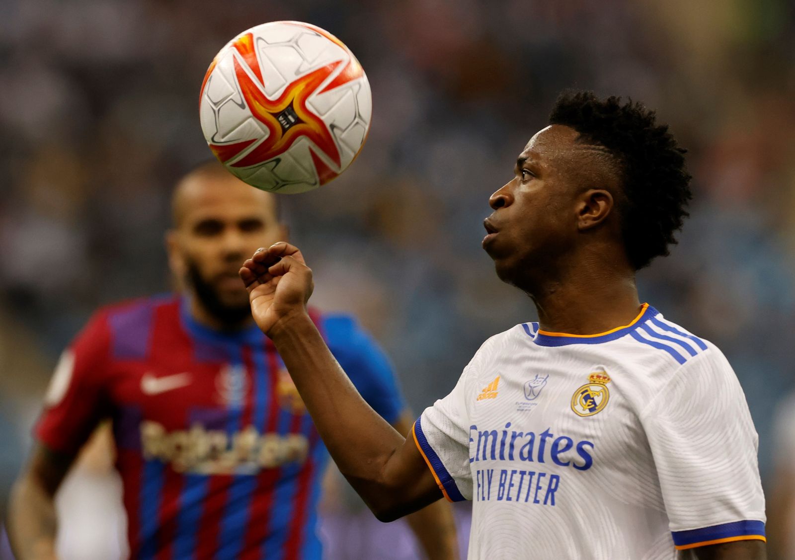 Vinicius ante Alves en el partido de Supercopa