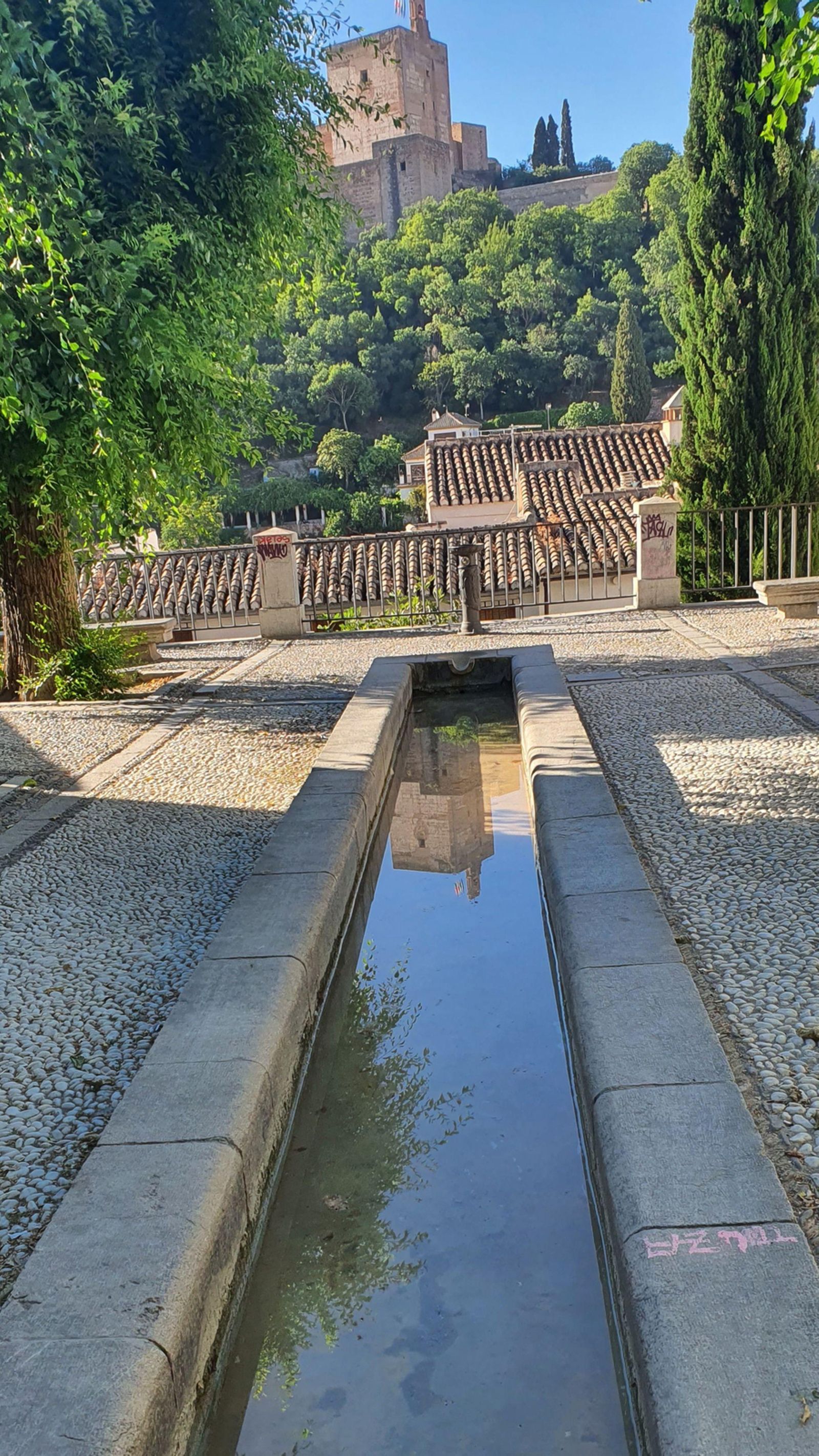 La Torre de la Vela reflejada en la pileta