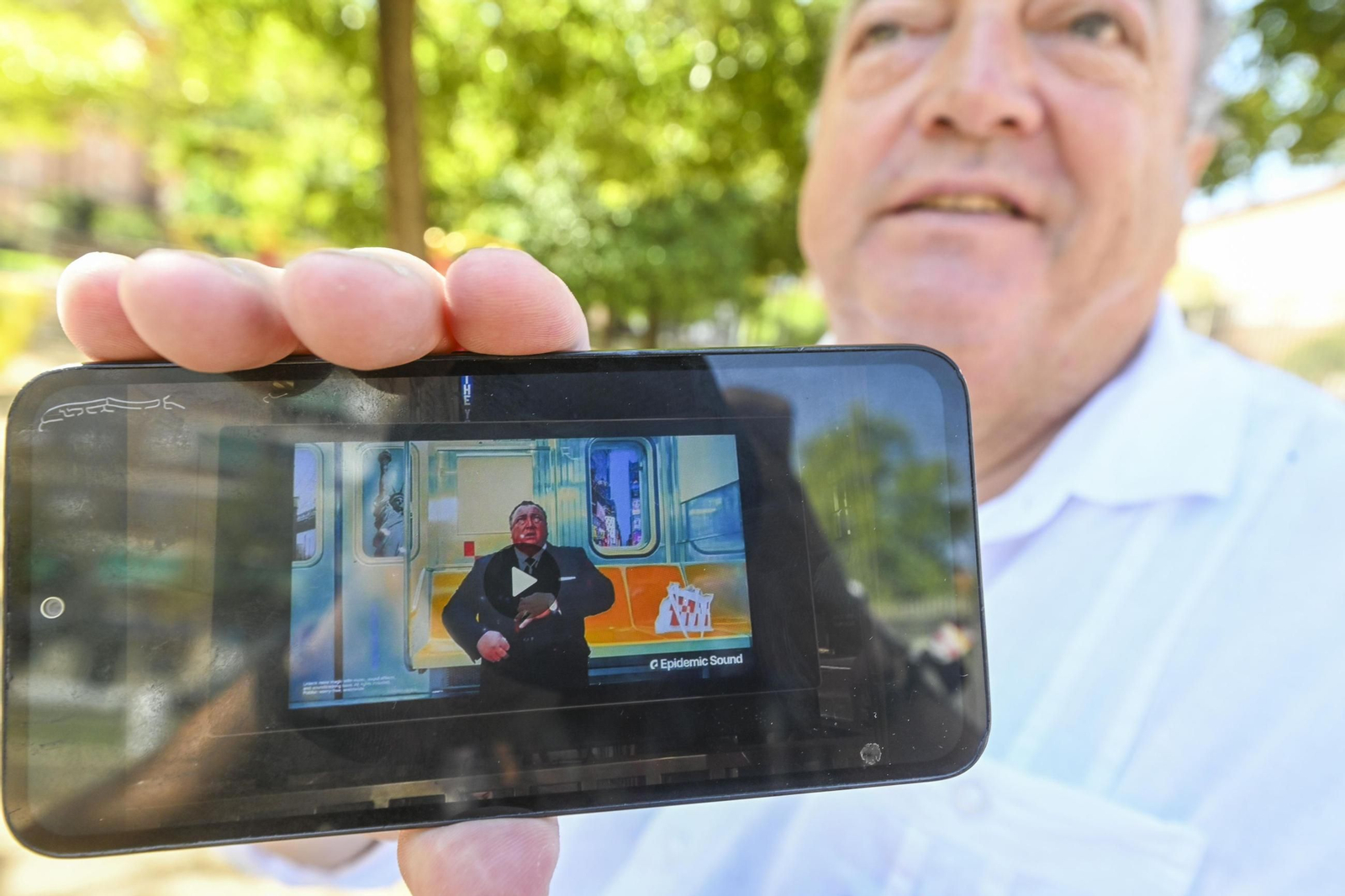 El capataz de la hermandad de los Estudiantes, protagonista en una promoción del Metro de Nueva York