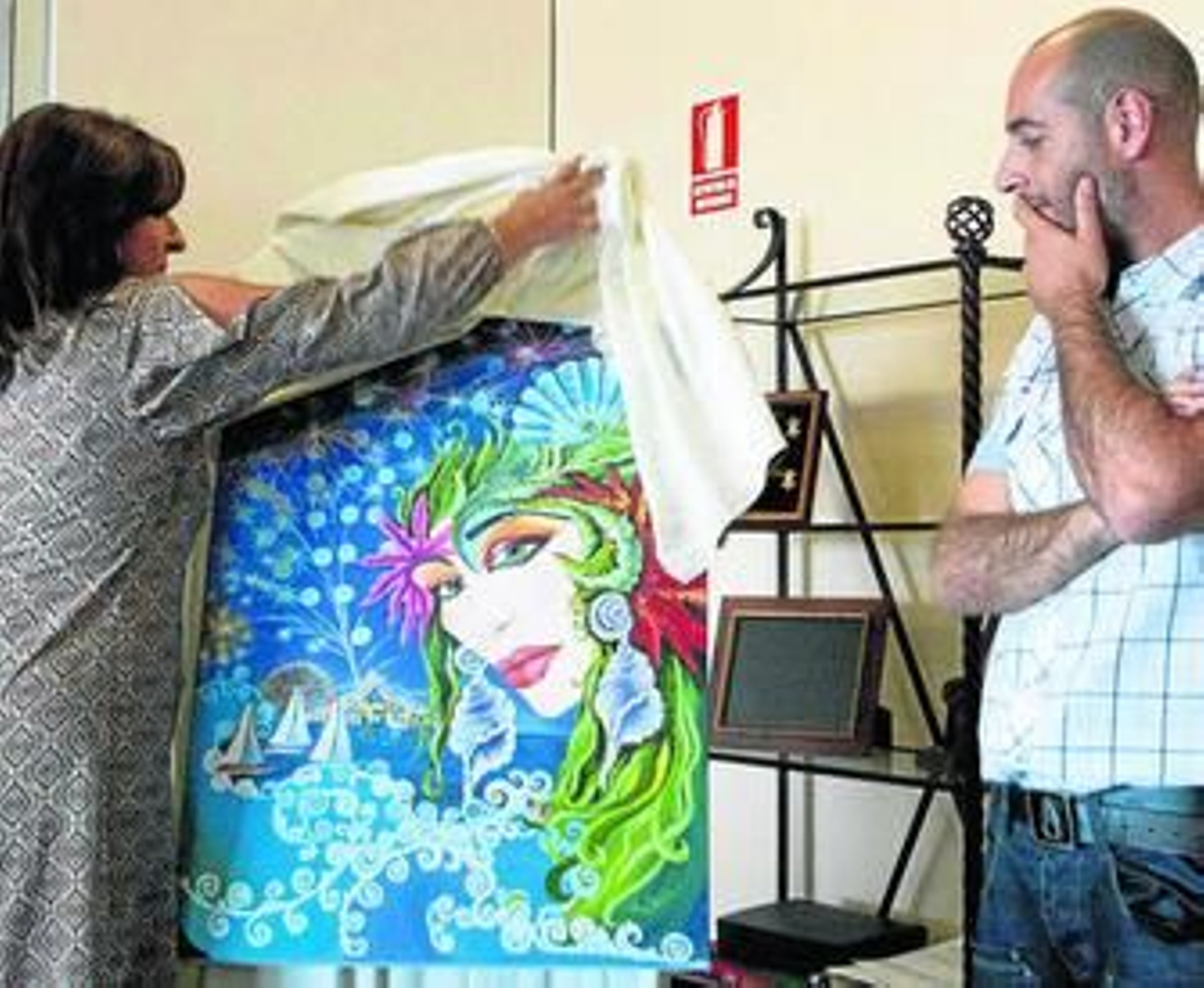 Lola Cabello descubre el cartel ante la mirada de Jesús Villalta.