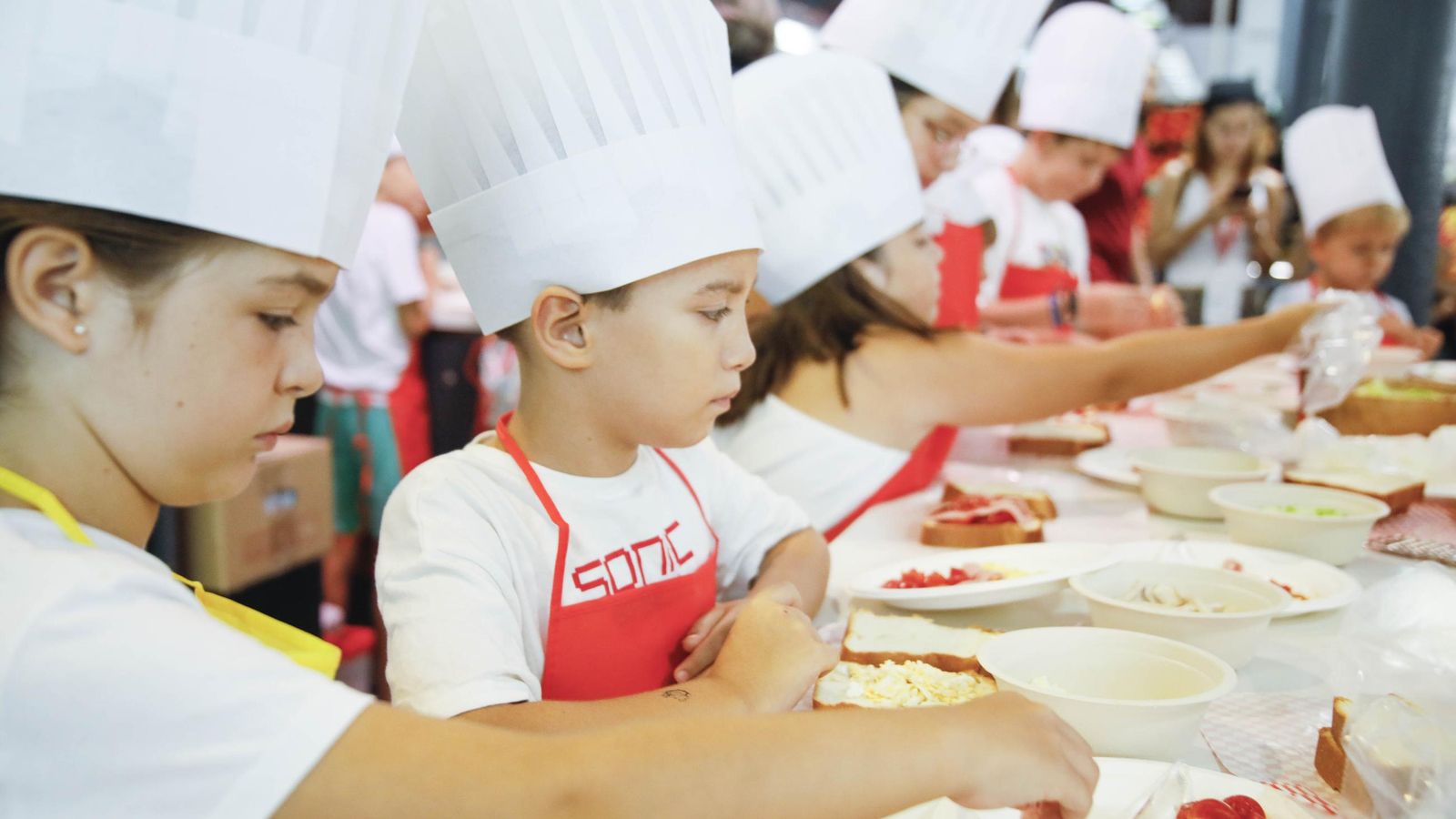 Las imágenes del taller infantil de cocina en el mercado de Almería