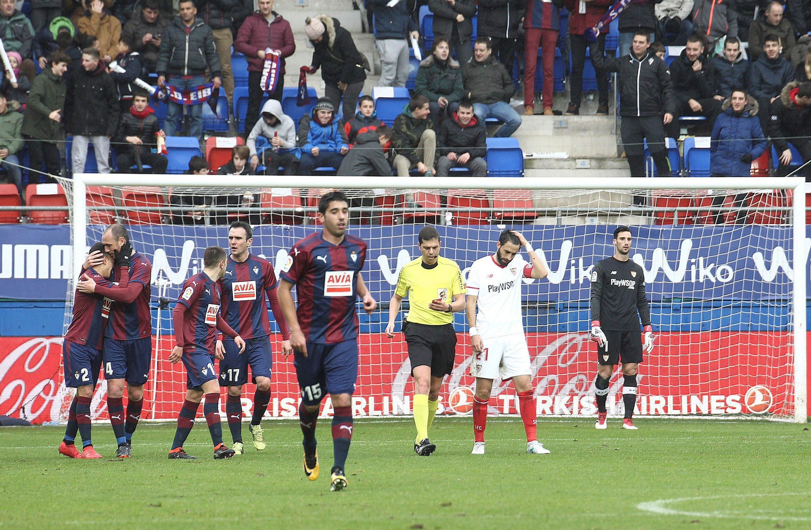 Nico Pareja, con Sergio Rico al fondo, tras el gol del Éibar