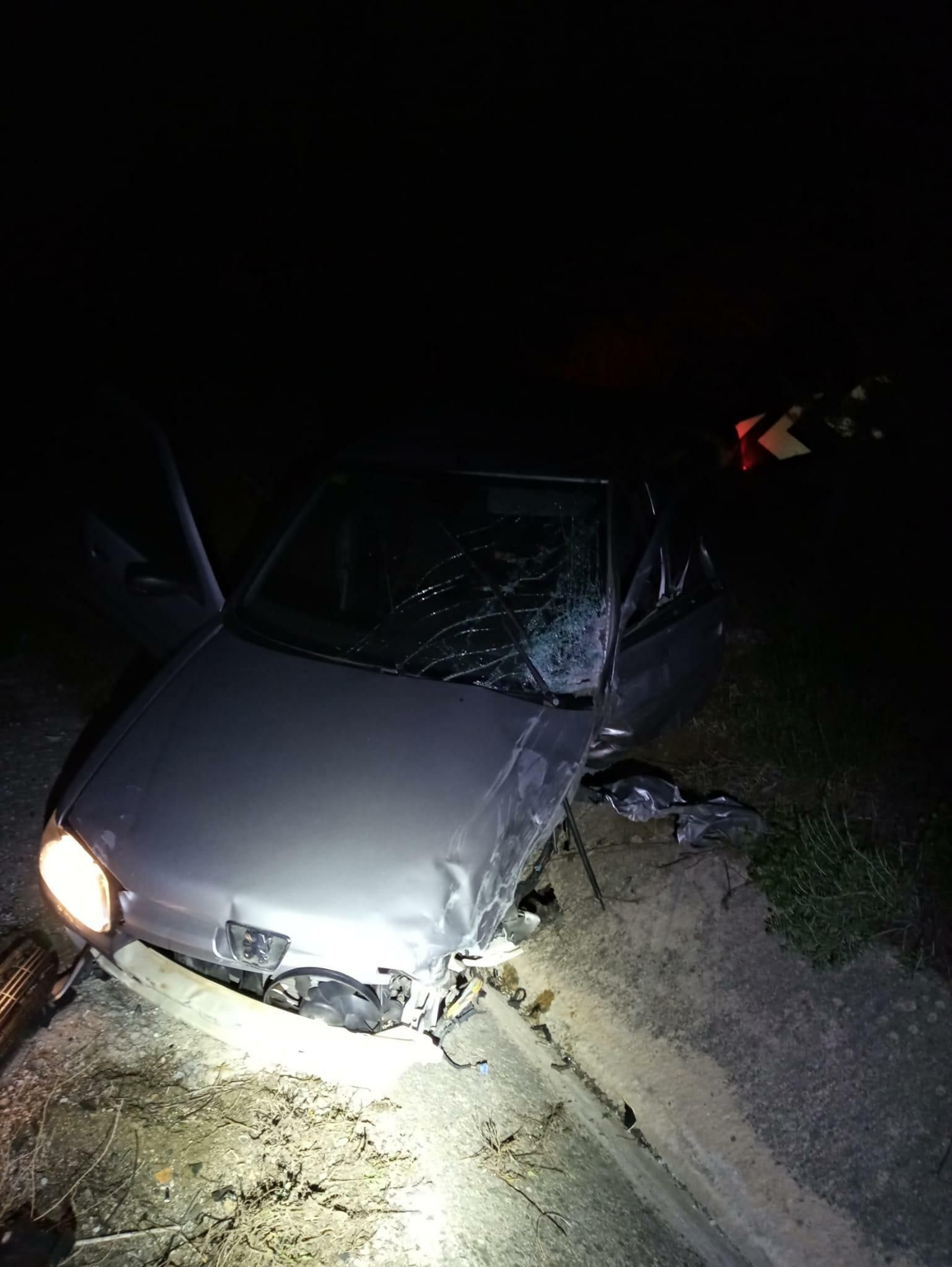 Fotos del accidente de un coche de la Guardia Civil en Casarabonela