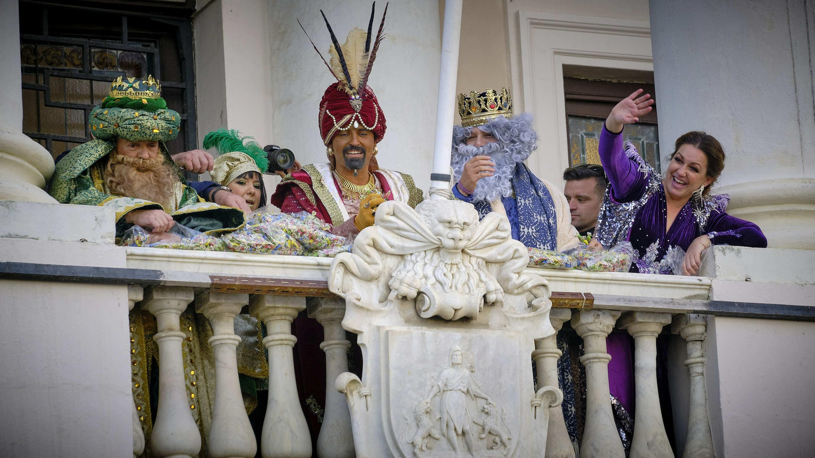 Los Reyes Magos saludan desde el balcón del Ayuntamiento