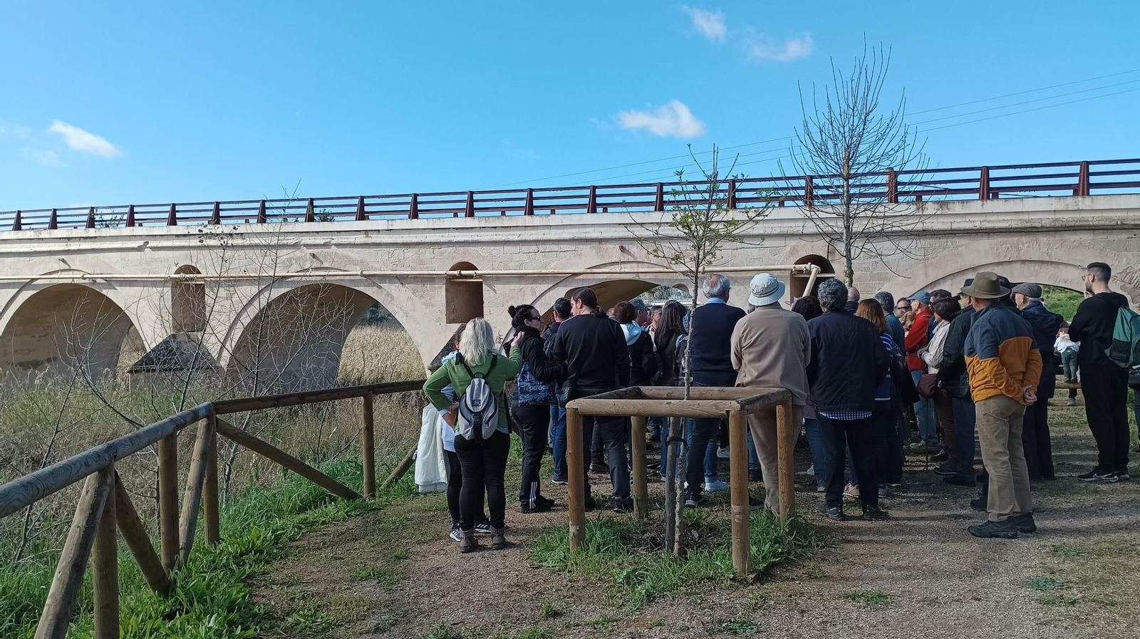 Multitudinaria visita guiada al puente de Cartuja en Jerez