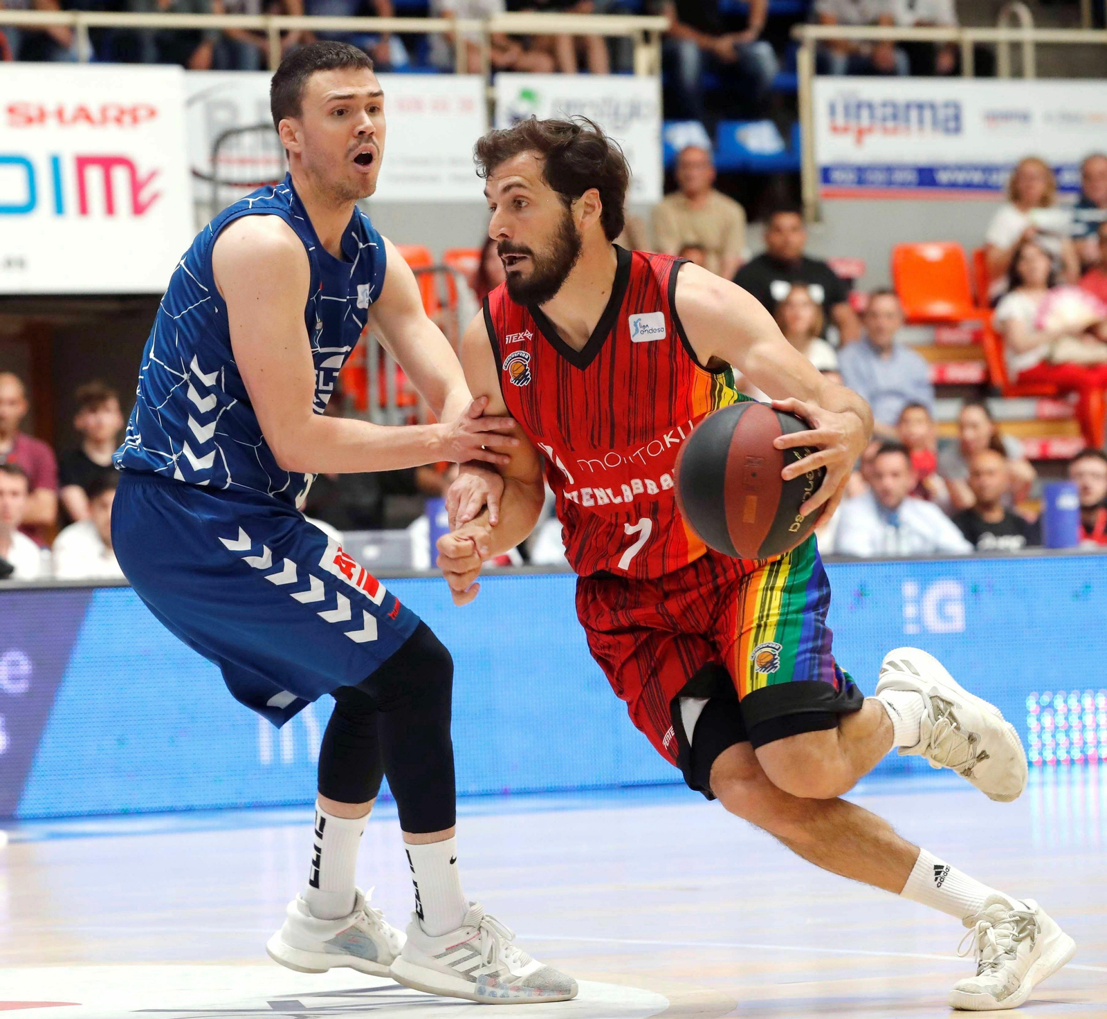 Tomás Bellas supera a Dani Pérez en un partido de la pasada campaña.