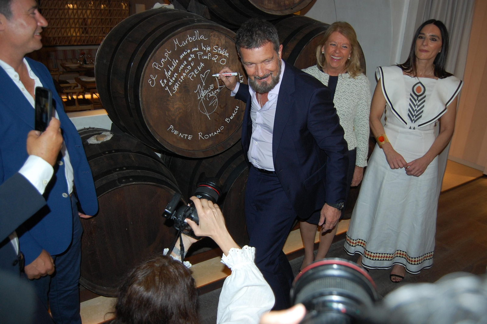 El actor Antonio Banderas firmando uno de los barriles de la nueva bodega.