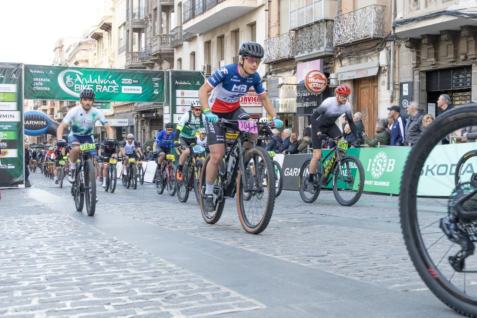 En imágenes: la Andalucía Bike Race dice adiós a Jaén con una etapa marcada por Jabalcuz