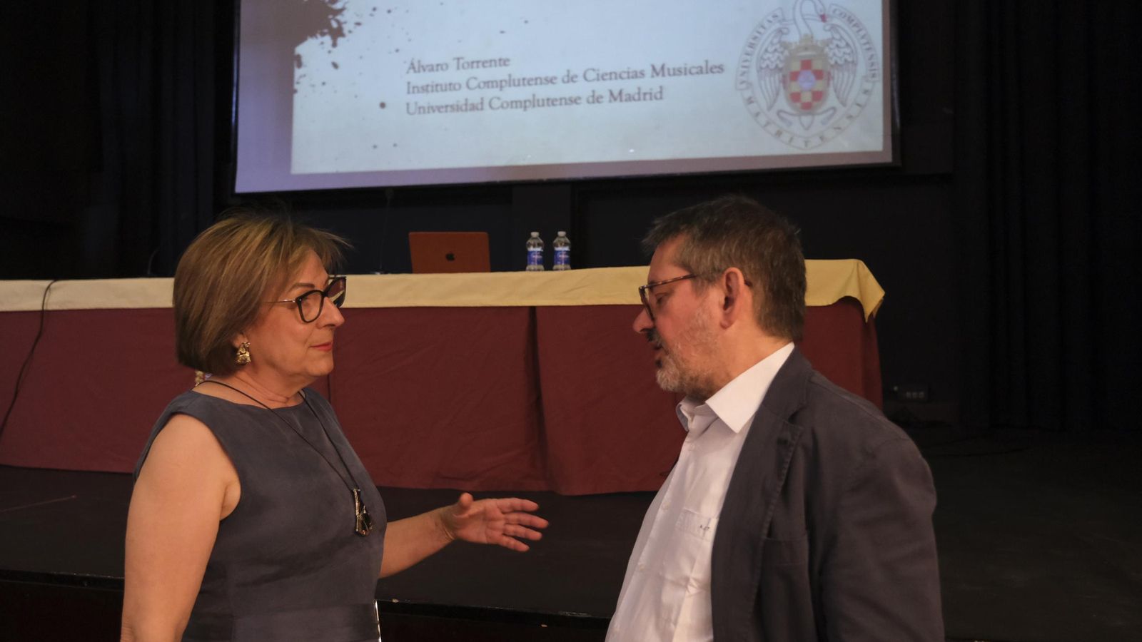 El historiador Álvaro Torrente charla con la directora del Festival de Vélez Blanco, Cándida Martínez.