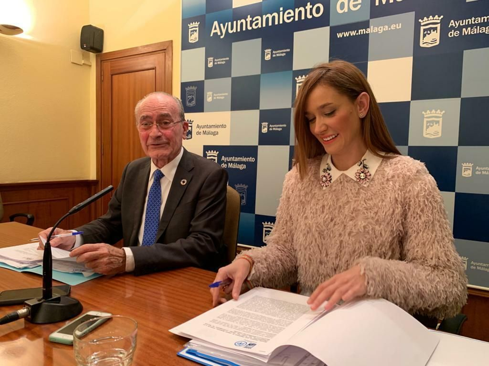 Francisco de la Torre y Elisa Pérez de Siles, en la presentación de la moción de urgencia.