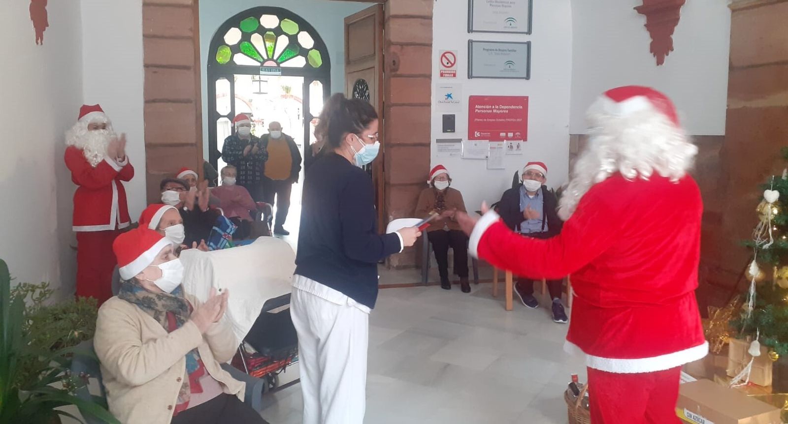 Papá Noel reparte regalos en la residencia Jesús Nazareno de Montoro.