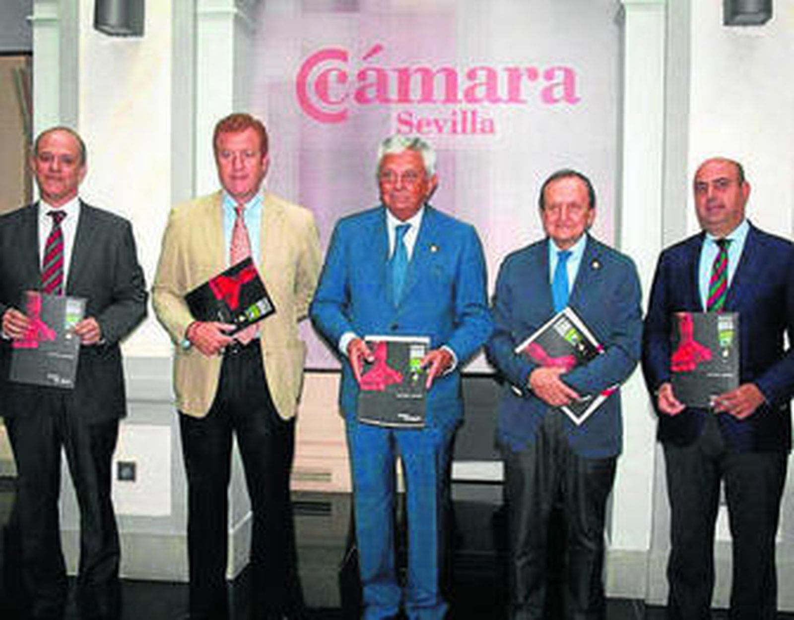 Agusto Jannone junto a los responsables de la Cámara, Hoteles y Hostelería.