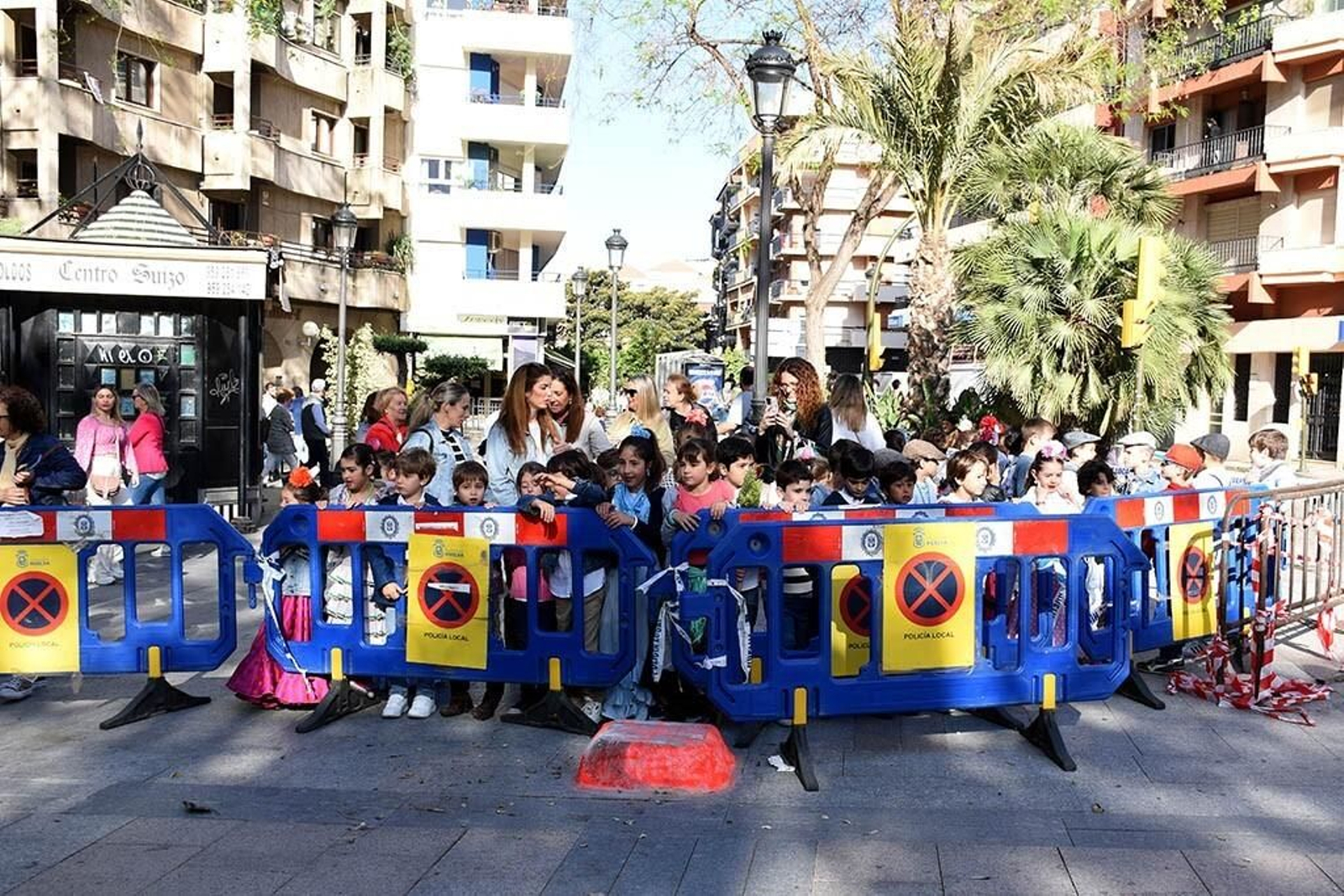 Imágenes de los peregrinos de la Hermandad de Emigrantes en su salida por las calles de Huelva