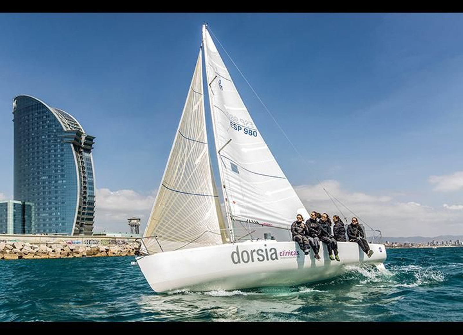 Las integrantes del Dorsia Sailing Team posan durante una regata.